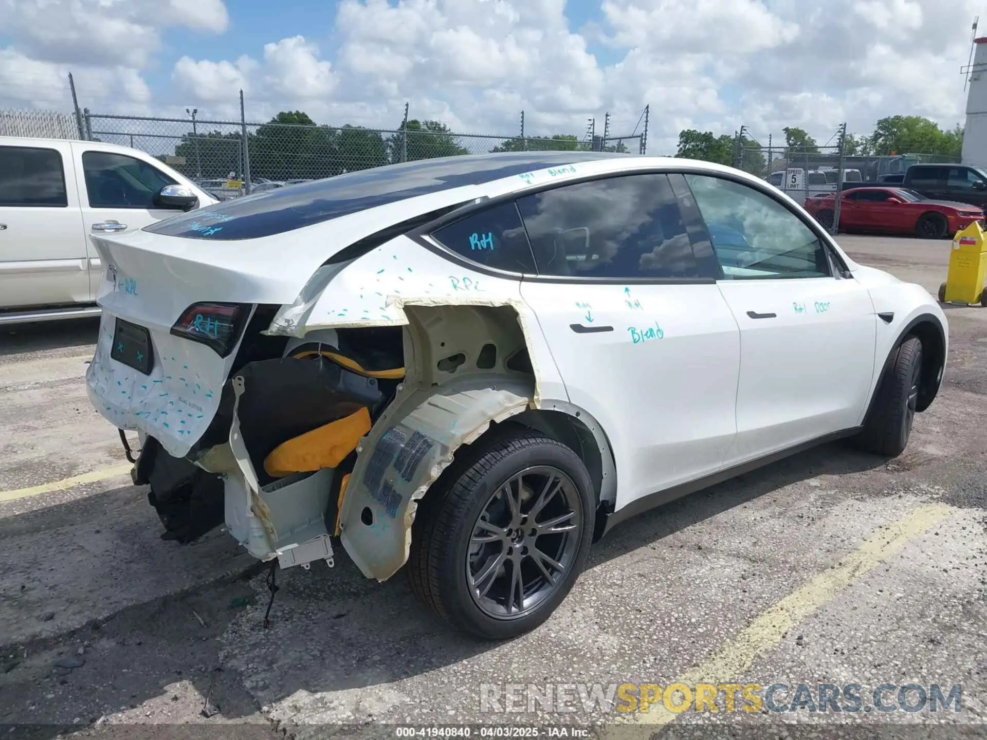 4 Photograph of a damaged car 7SAYGDEE2SA337378 TESLA MODEL Y 2025