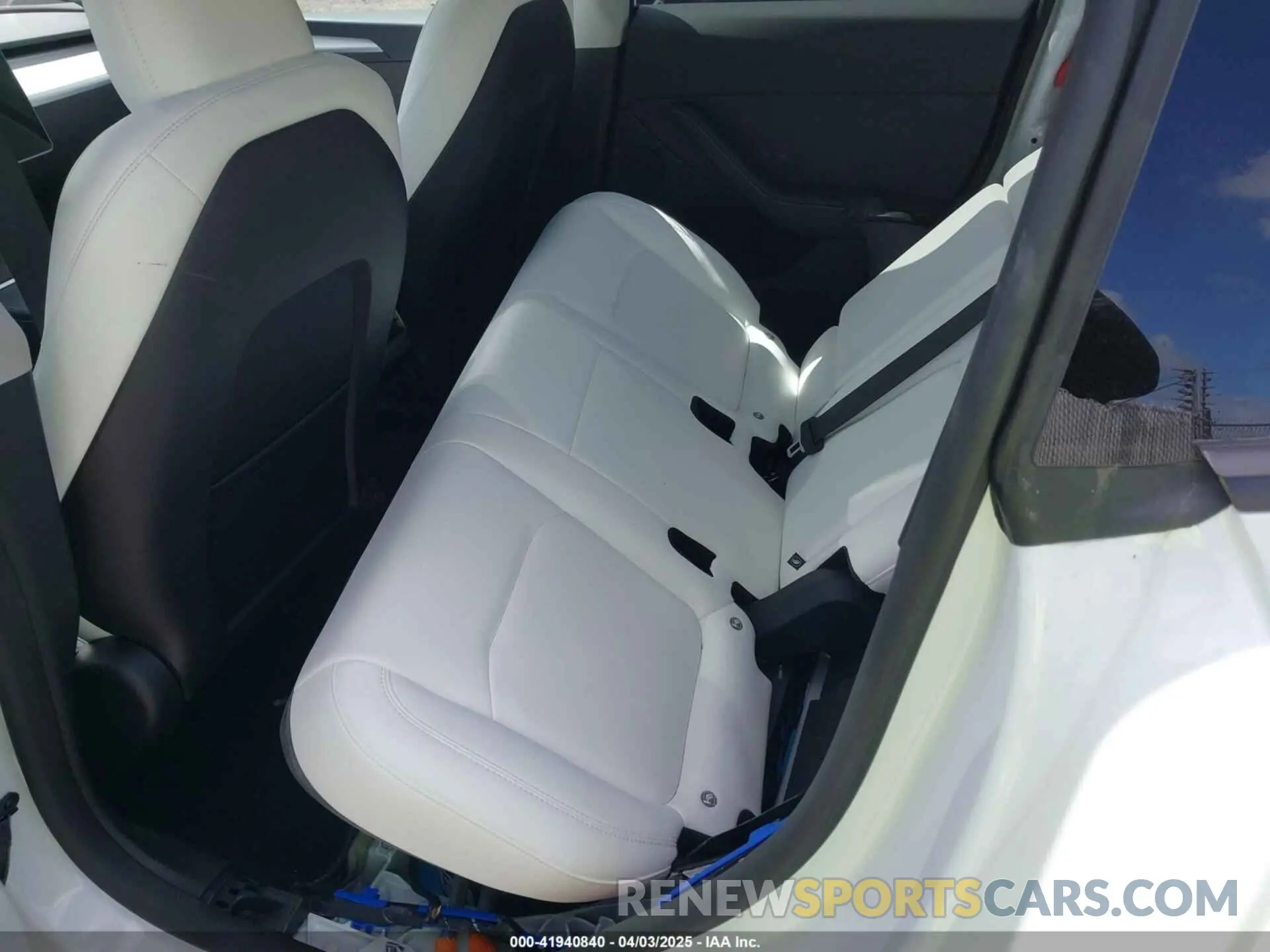 8 Photograph of a damaged car 7SAYGDEE2SA337378 TESLA MODEL Y 2025