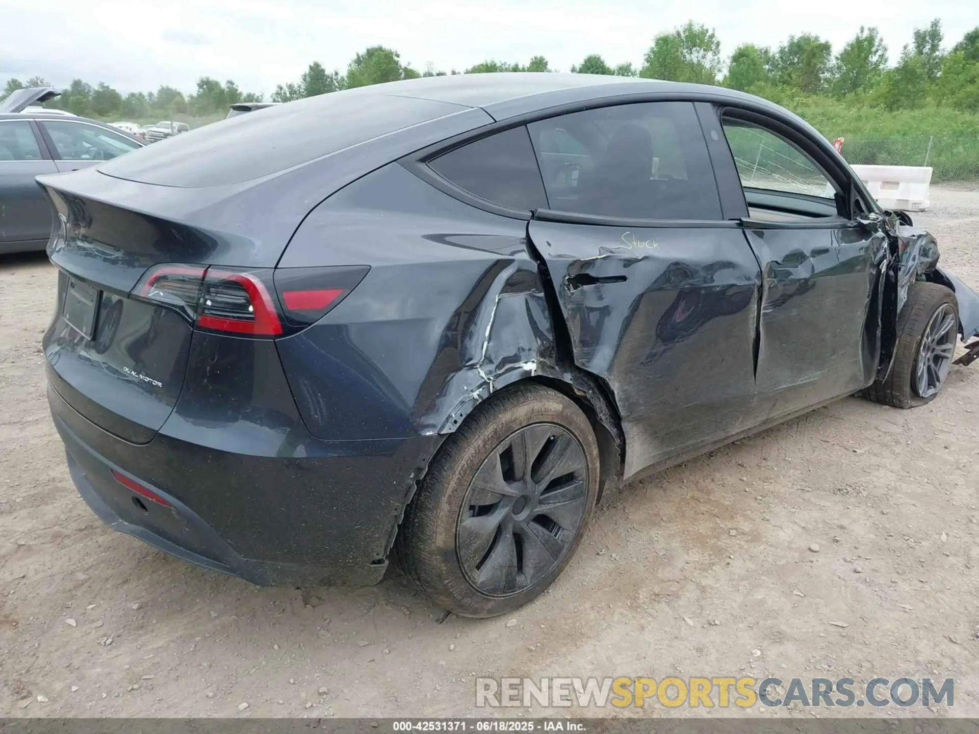 4 Photograph of a damaged car 7SAYGDEE2SF305808 TESLA MODEL Y 2025