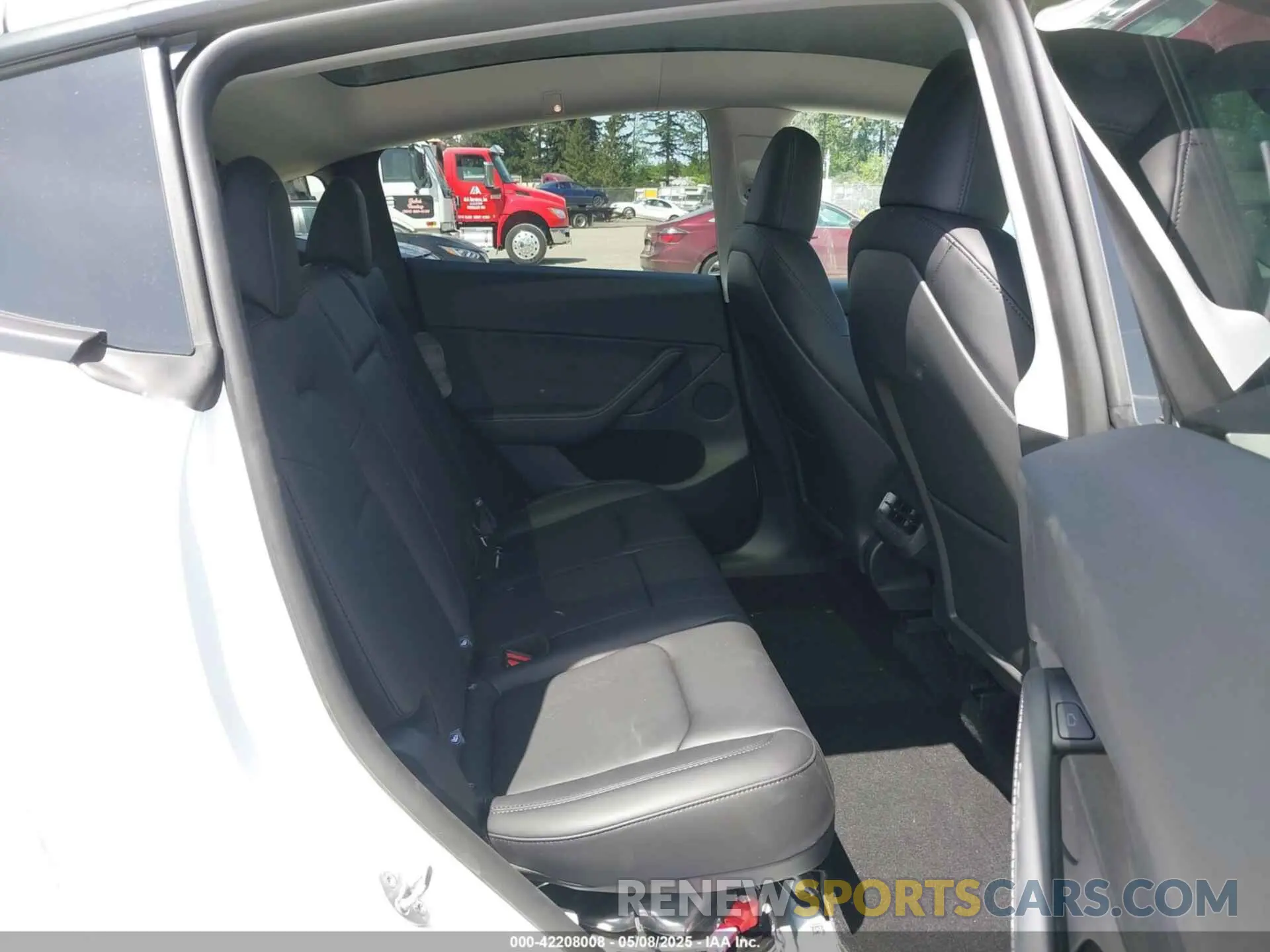 8 Photograph of a damaged car 7SAYGDEE4SF261567 TESLA MODEL Y 2025