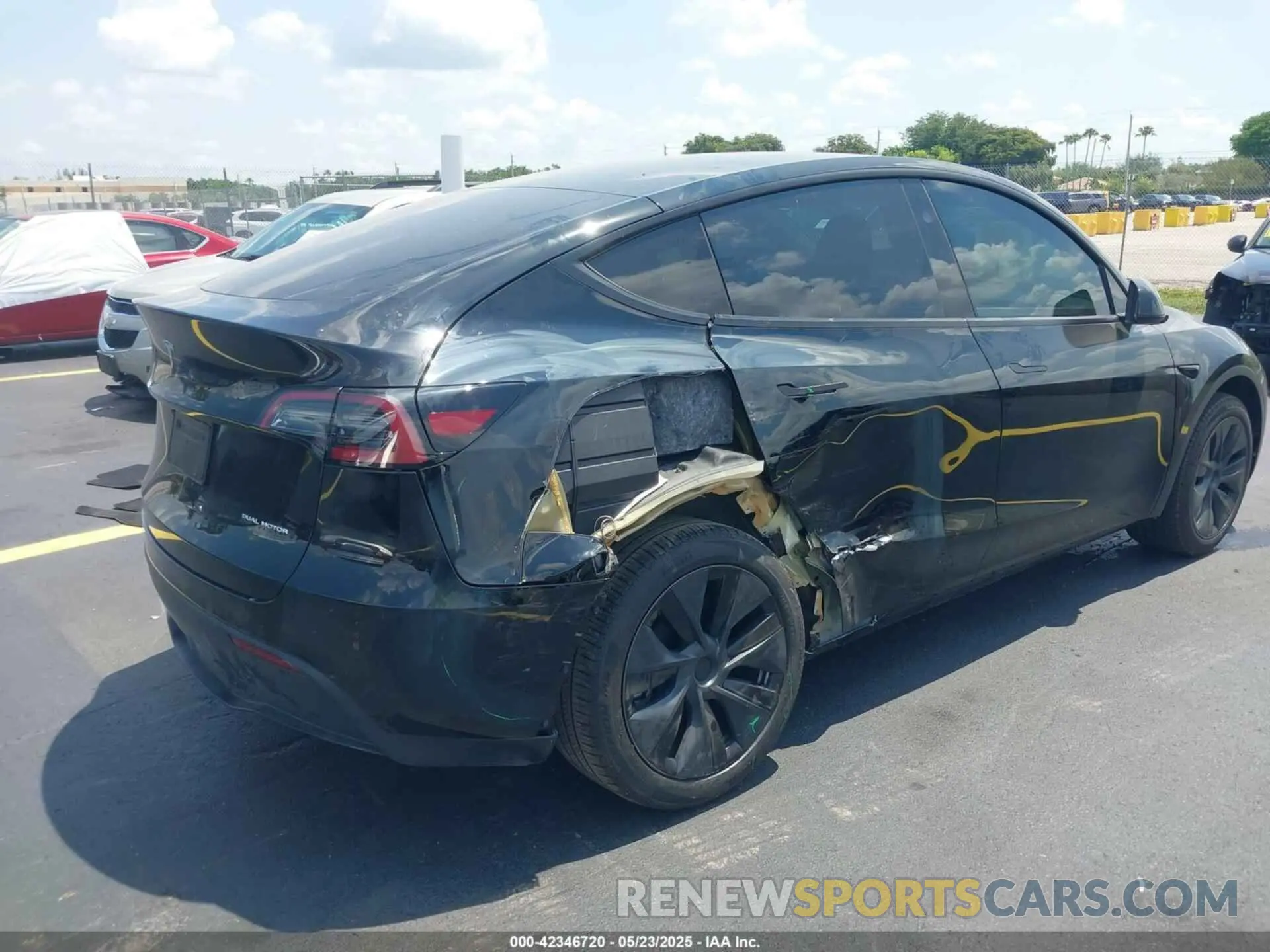 4 Photograph of a damaged car 7SAYGDEE6SA350229 TESLA MODEL Y 2025