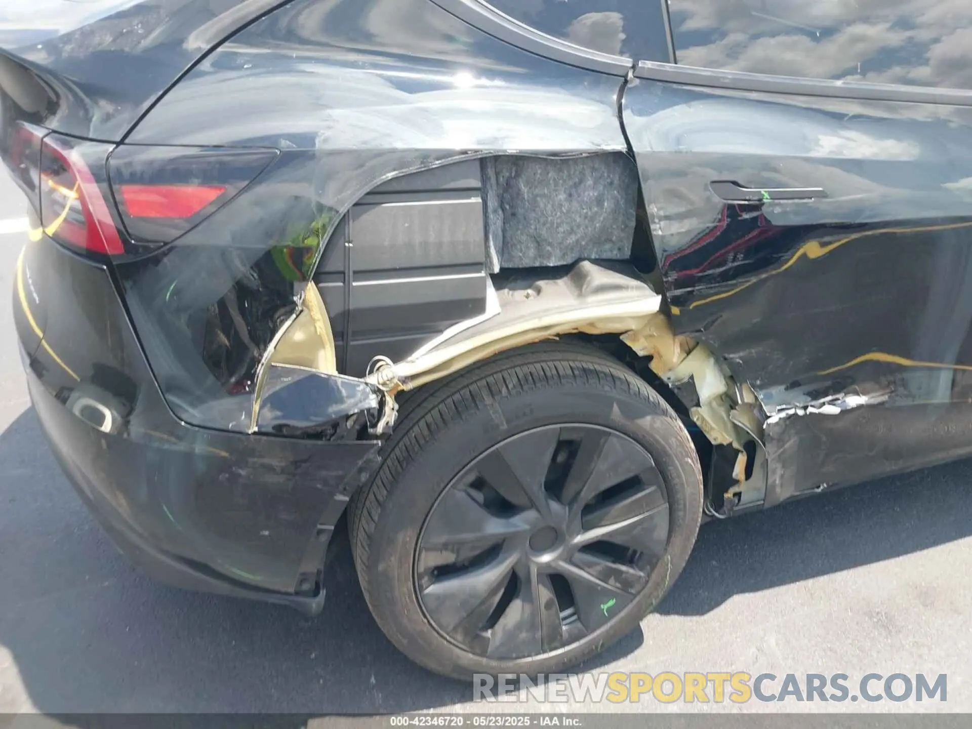6 Photograph of a damaged car 7SAYGDEE6SA350229 TESLA MODEL Y 2025