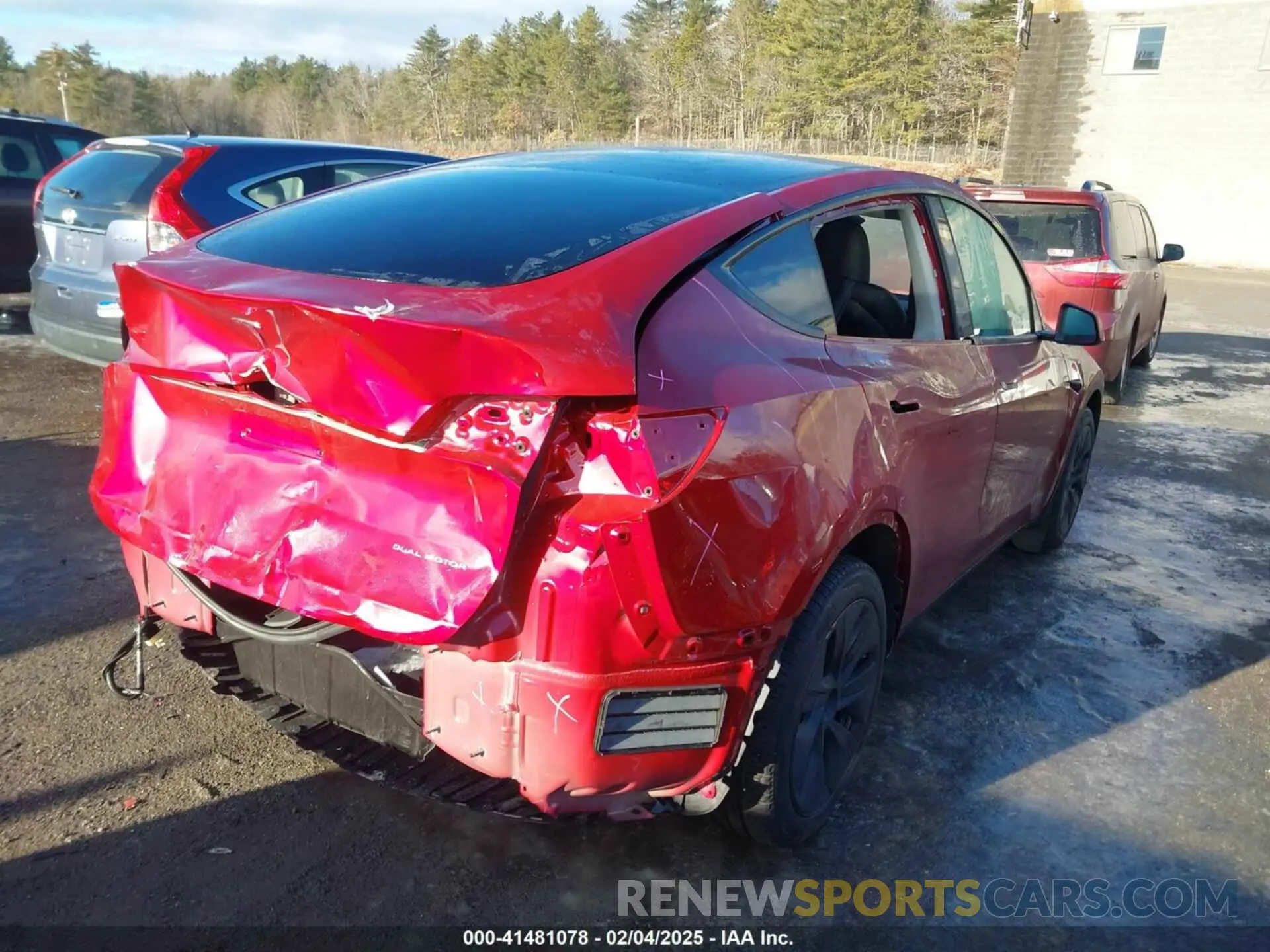 4 Photograph of a damaged car 7SAYGDEE7SA340423 TESLA MODEL Y 2025