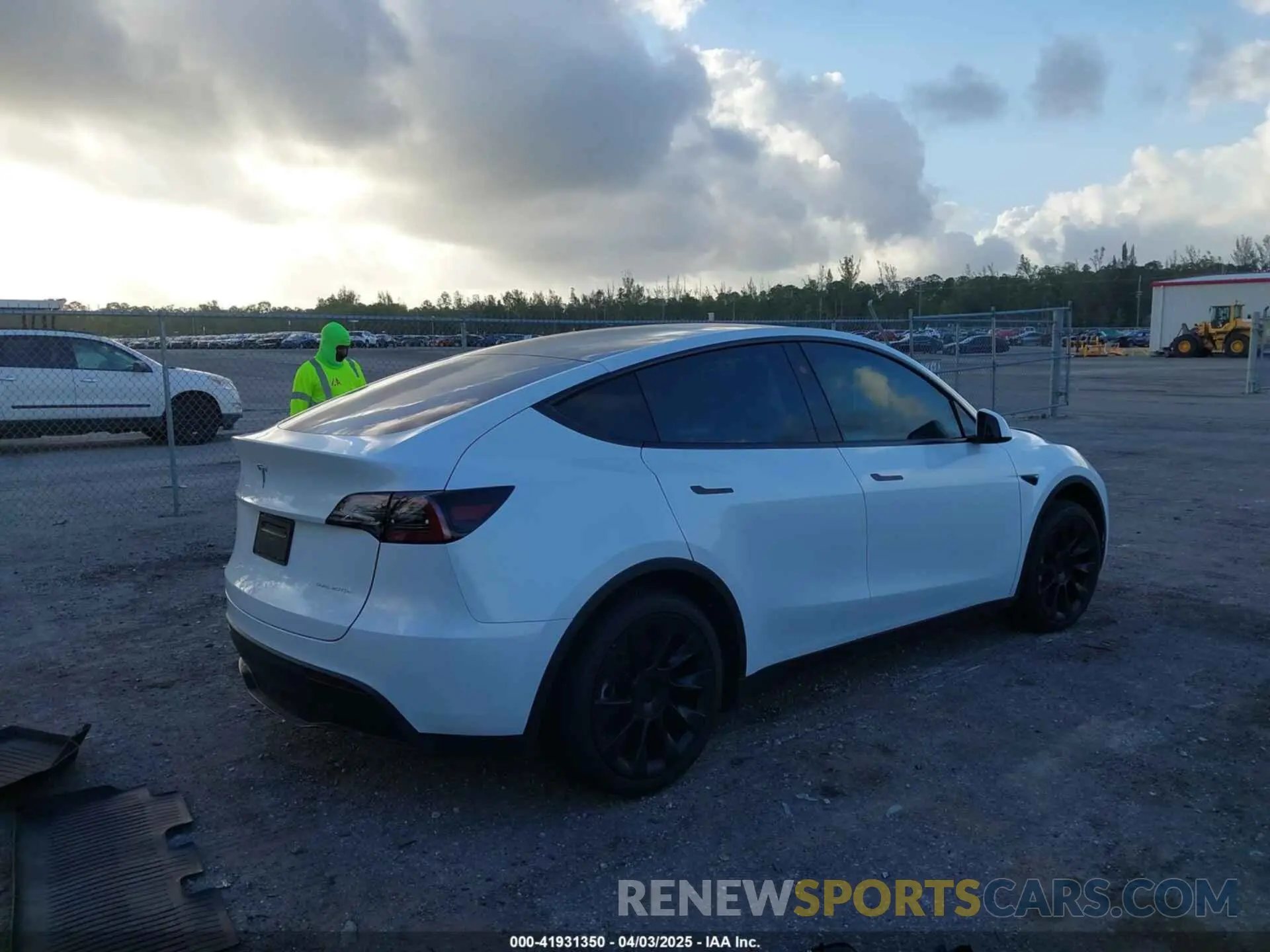 4 Photograph of a damaged car 7SAYGDEE7SA345718 TESLA MODEL Y 2025