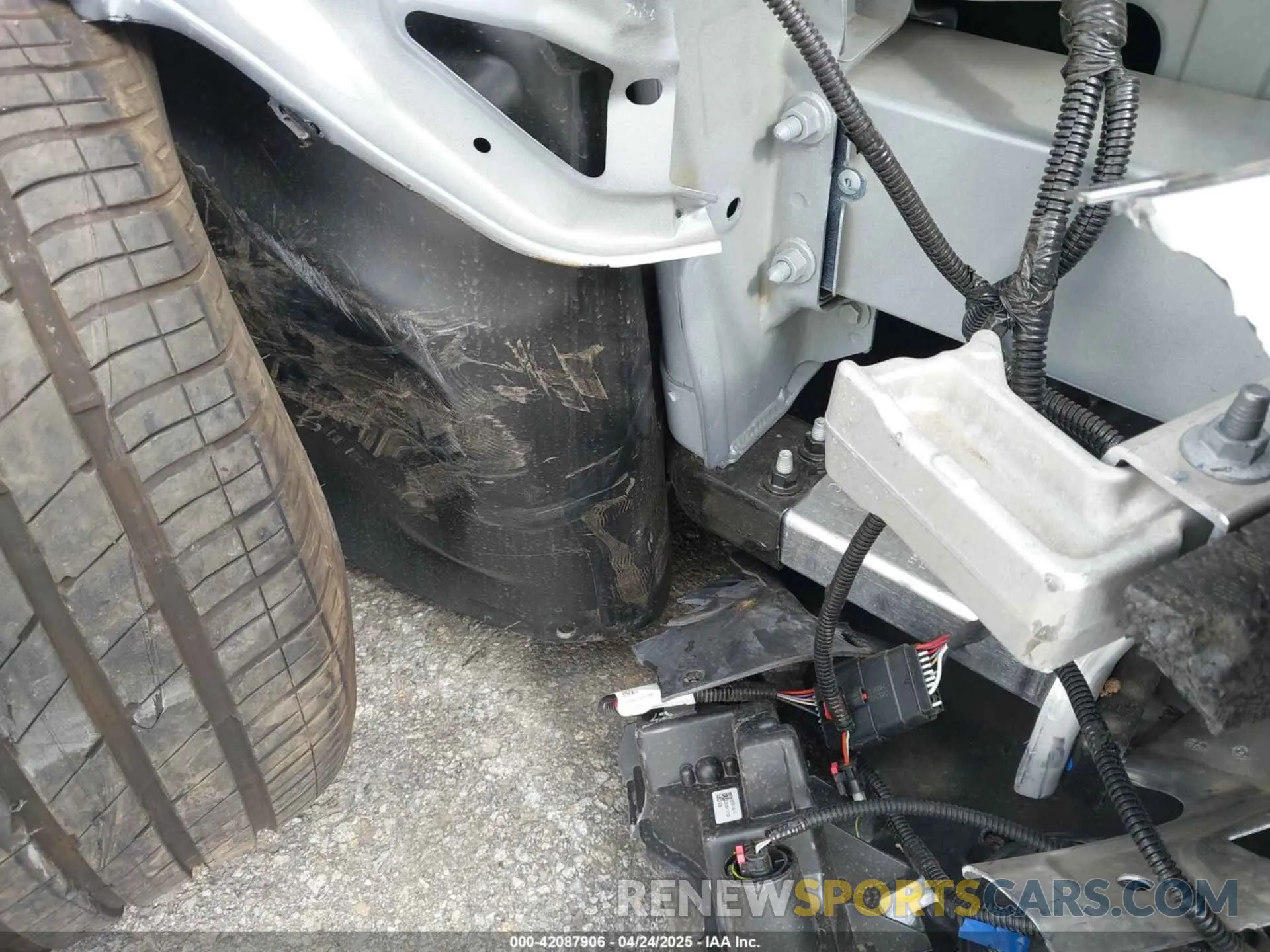 21 Photograph of a damaged car 7SAYGDEE7SF247212 TESLA MODEL Y 2025
