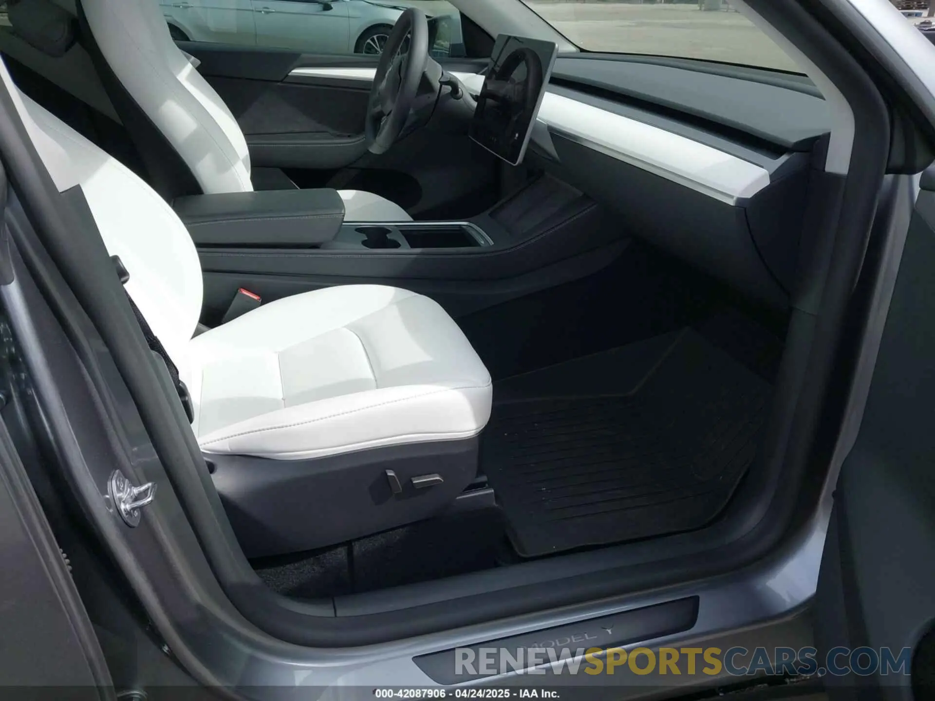 5 Photograph of a damaged car 7SAYGDEE7SF247212 TESLA MODEL Y 2025