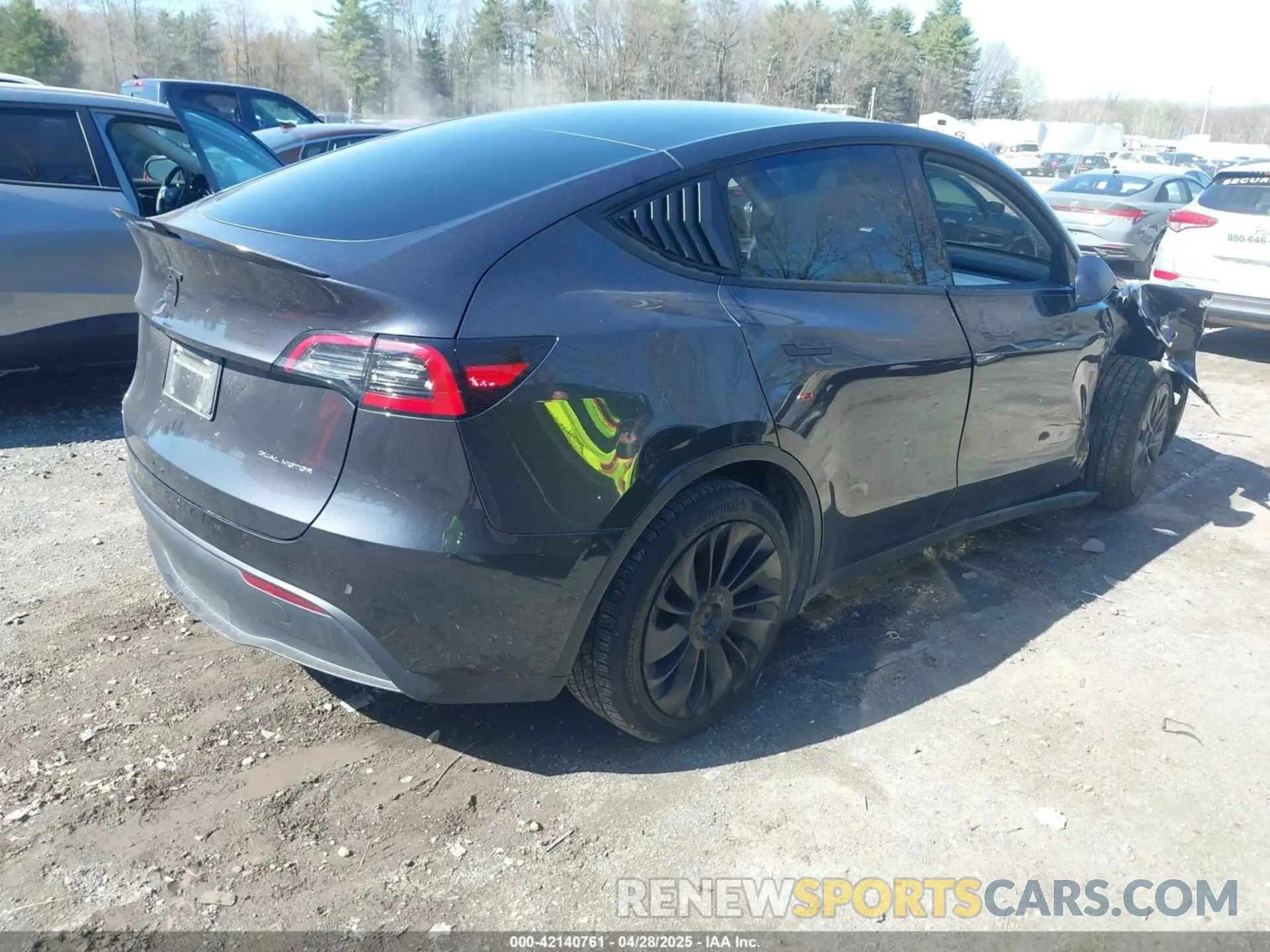 4 Photograph of a damaged car 7SAYGDEE8SF244254 TESLA MODEL Y 2025