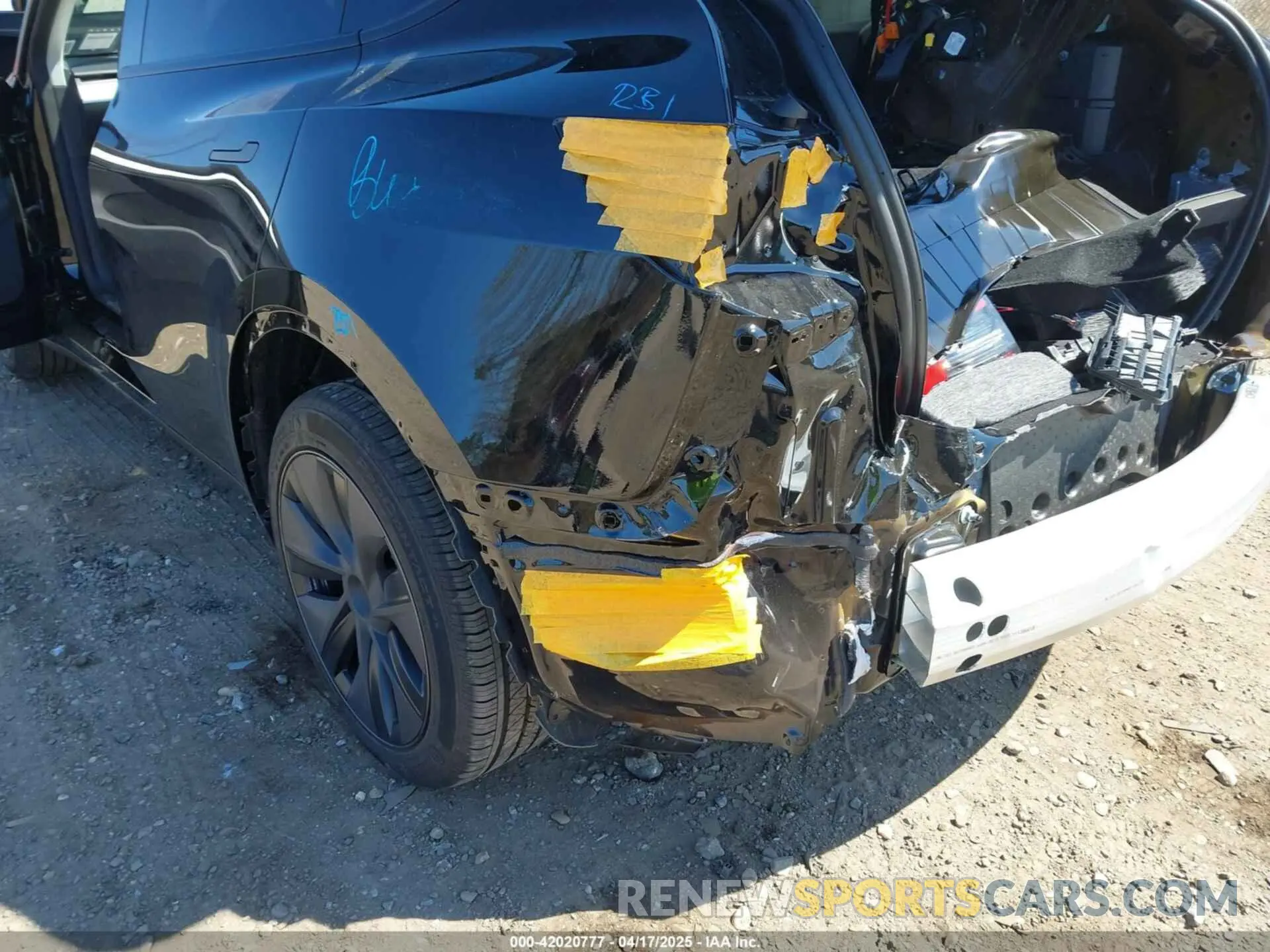 21 Photograph of a damaged car 7SAYGDEEXSF297876 TESLA MODEL Y 2025