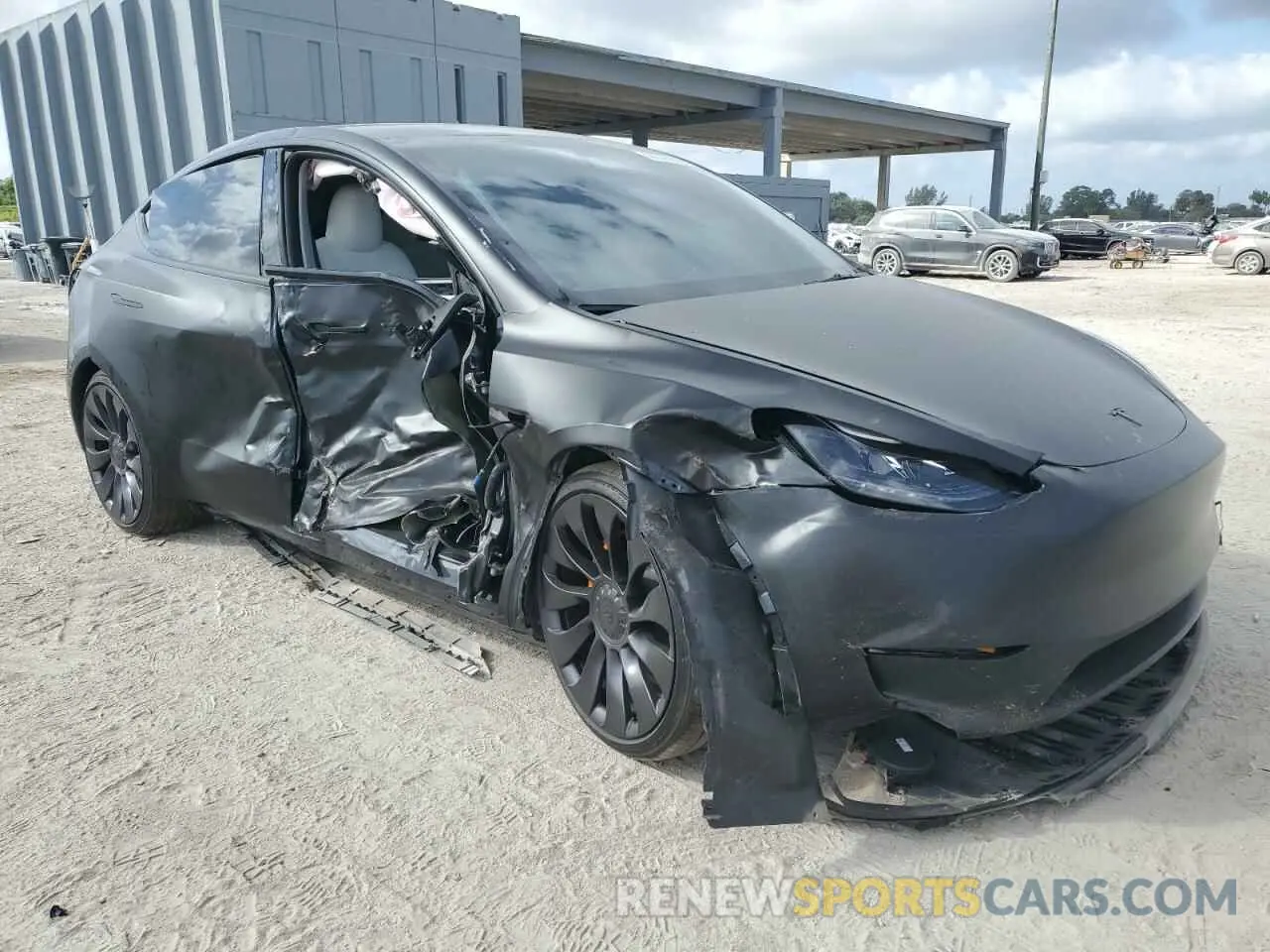 4 Photograph of a damaged car 7SAYGDEF1SA341723 TESLA MODEL Y 2025
