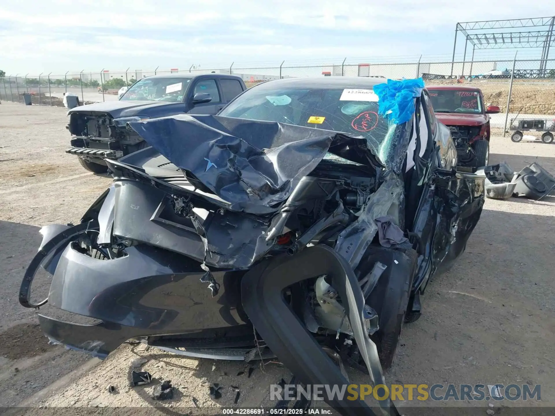 2 Photograph of a damaged car 7SAYGDEF2SA366176 TESLA MODEL Y 2025