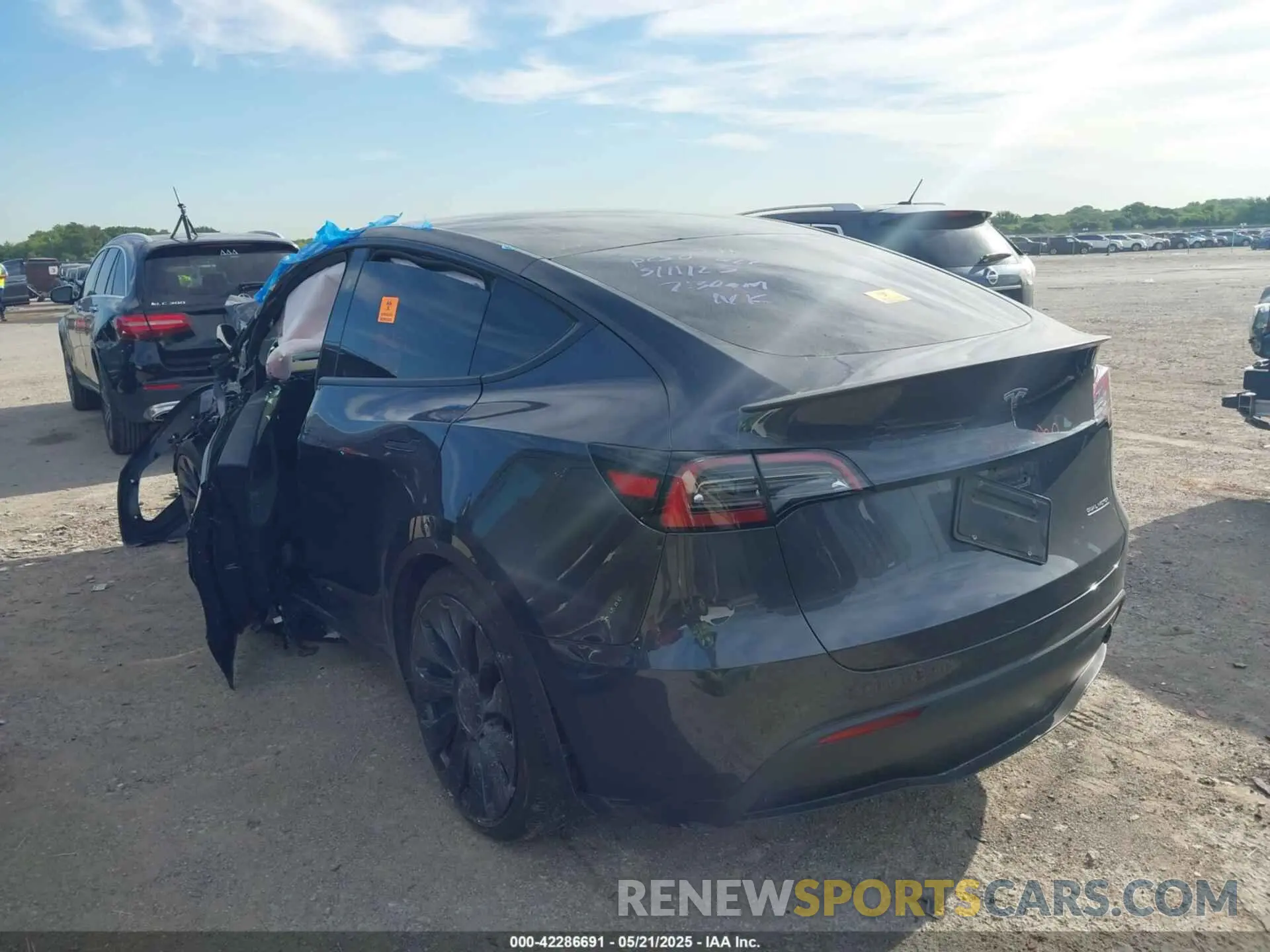 3 Photograph of a damaged car 7SAYGDEF2SA366176 TESLA MODEL Y 2025