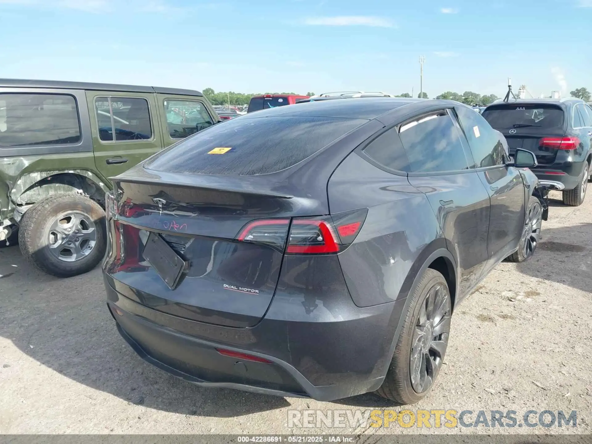 4 Photograph of a damaged car 7SAYGDEF2SA366176 TESLA MODEL Y 2025