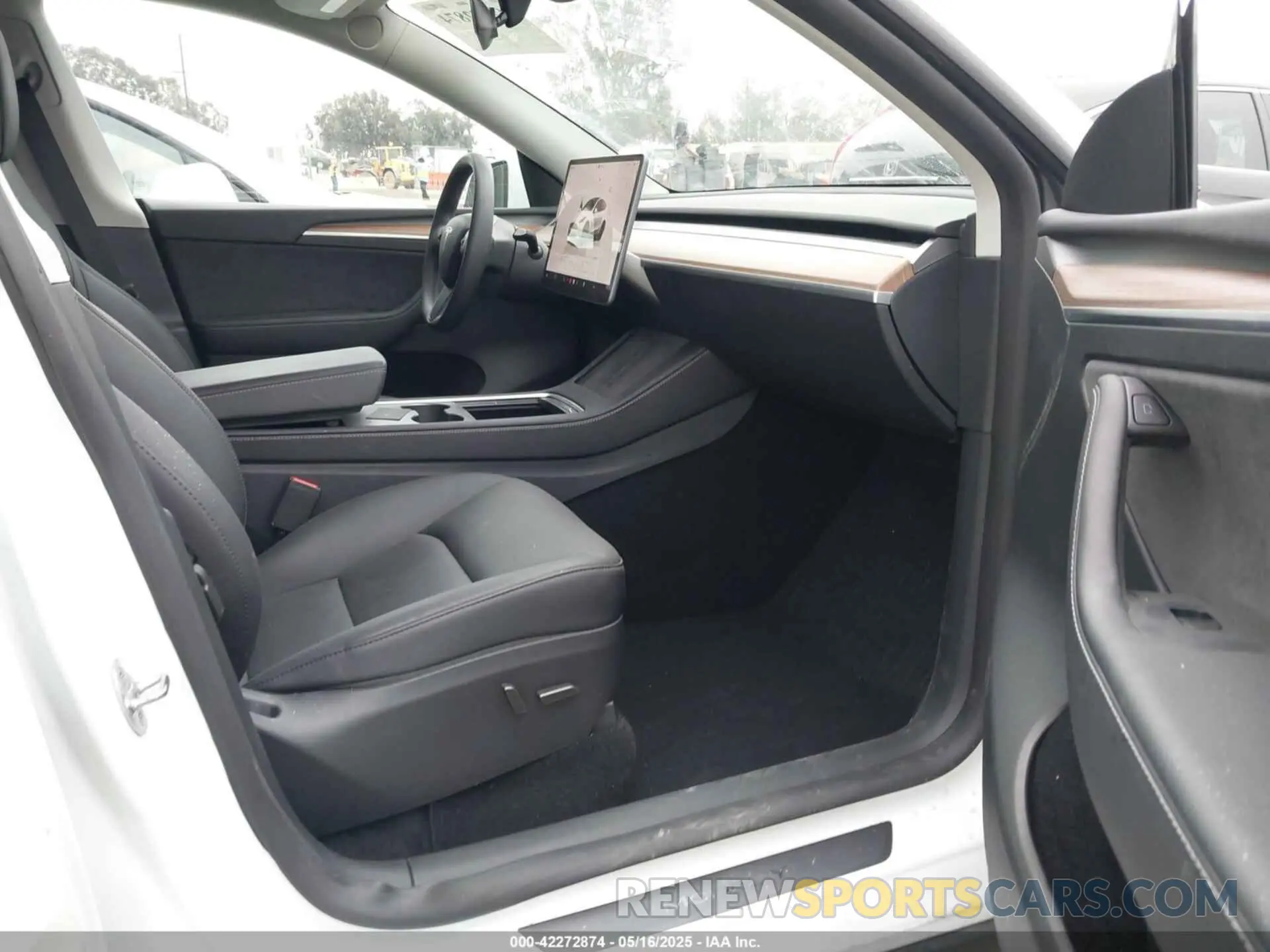 5 Photograph of a damaged car 7SAYGDEF3SF245577 TESLA MODEL Y 2025