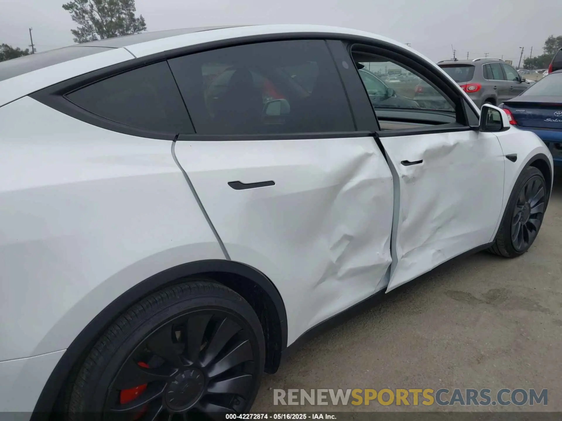 6 Photograph of a damaged car 7SAYGDEF3SF245577 TESLA MODEL Y 2025