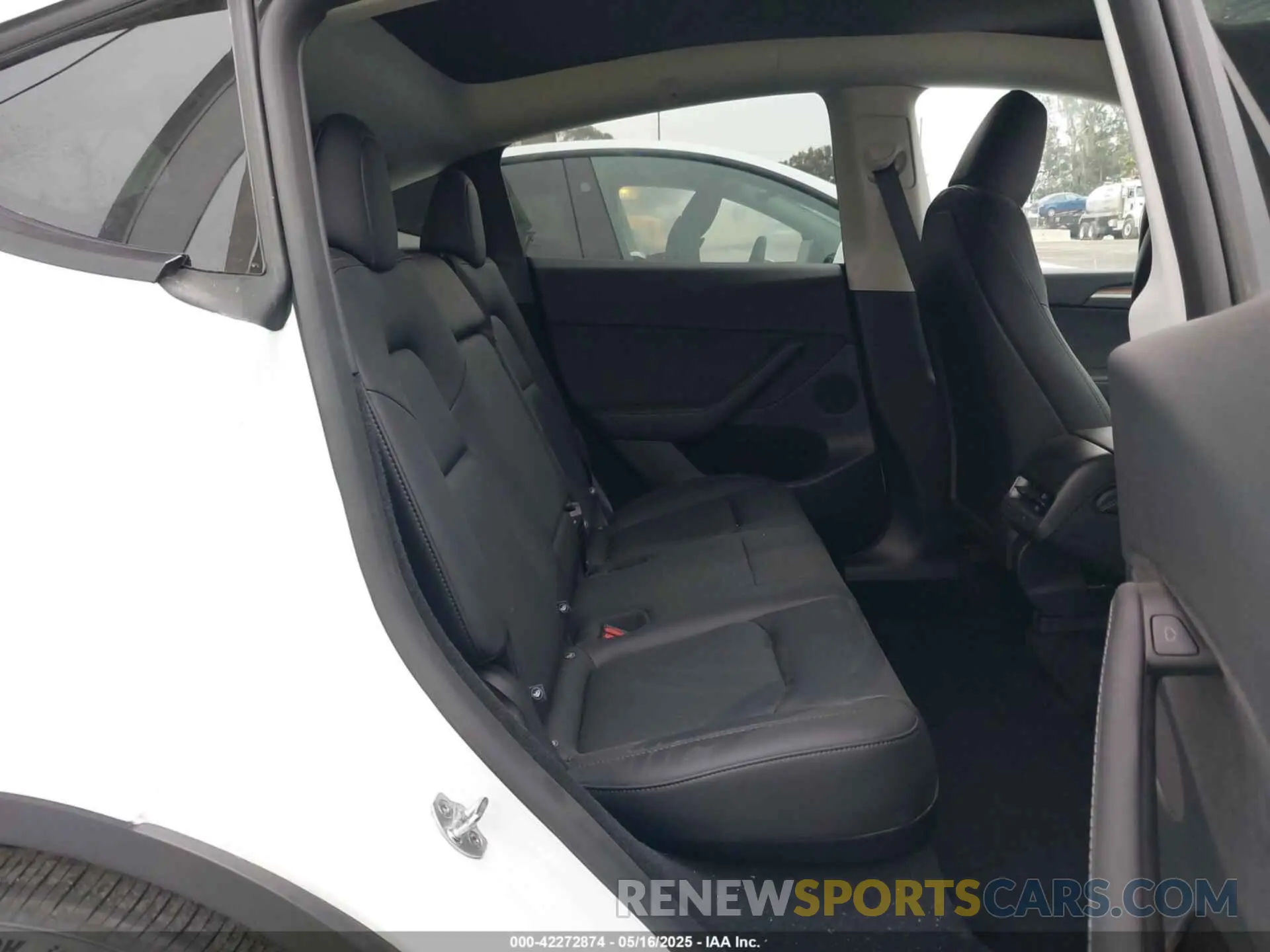 8 Photograph of a damaged car 7SAYGDEF3SF245577 TESLA MODEL Y 2025