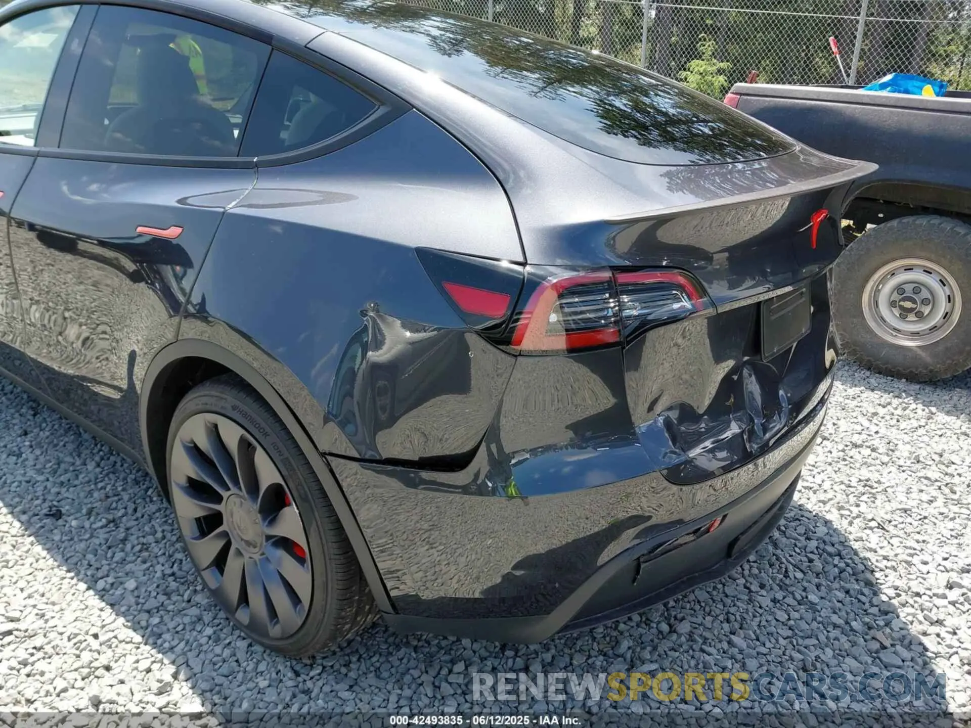 6 Photograph of a damaged car 7SAYGDEF3SF254196 TESLA MODEL Y 2025