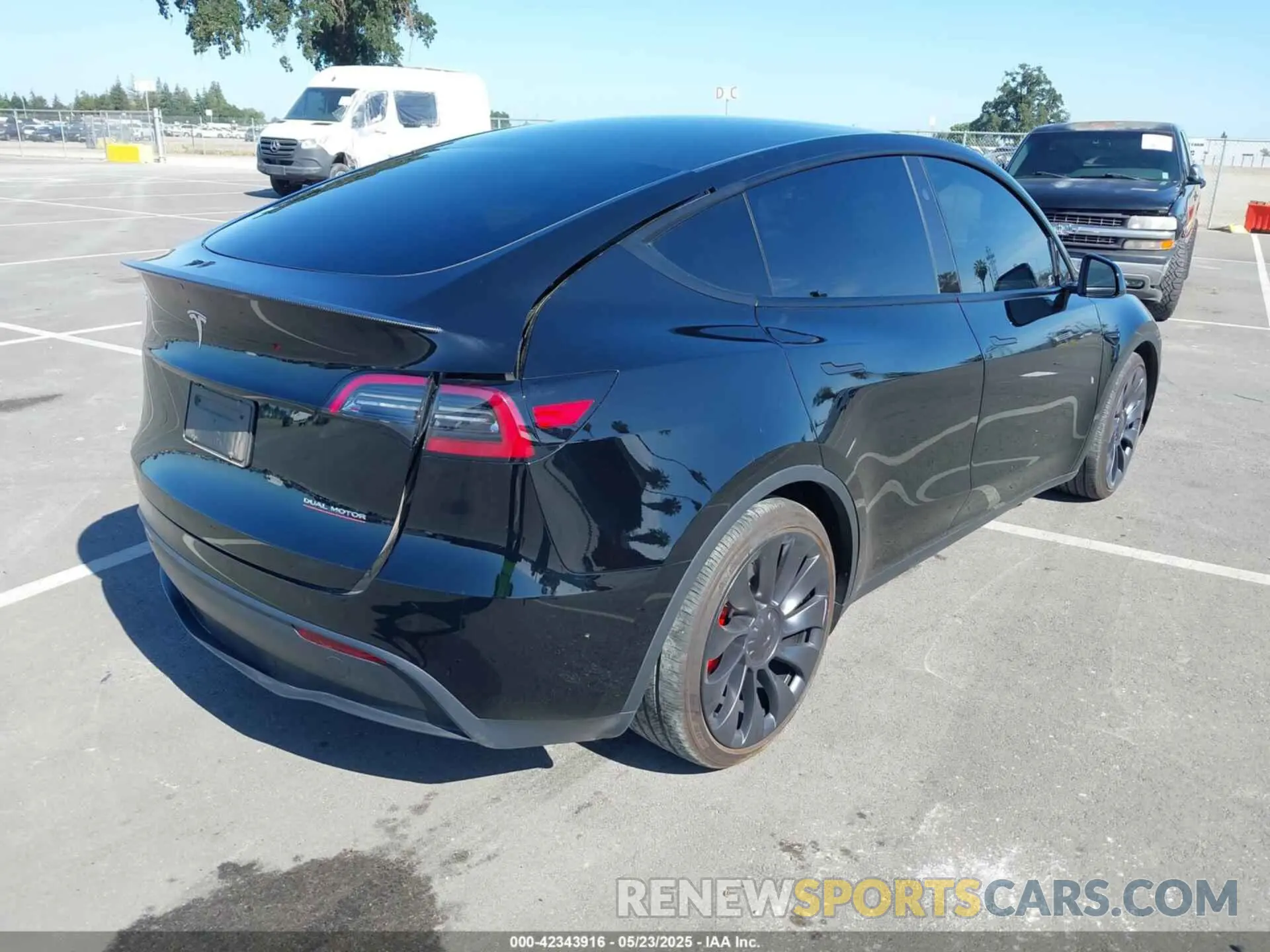 4 Фотография поврежденного автомобиля 7SAYGDEFXSF261145 TESLA MODEL Y 2025