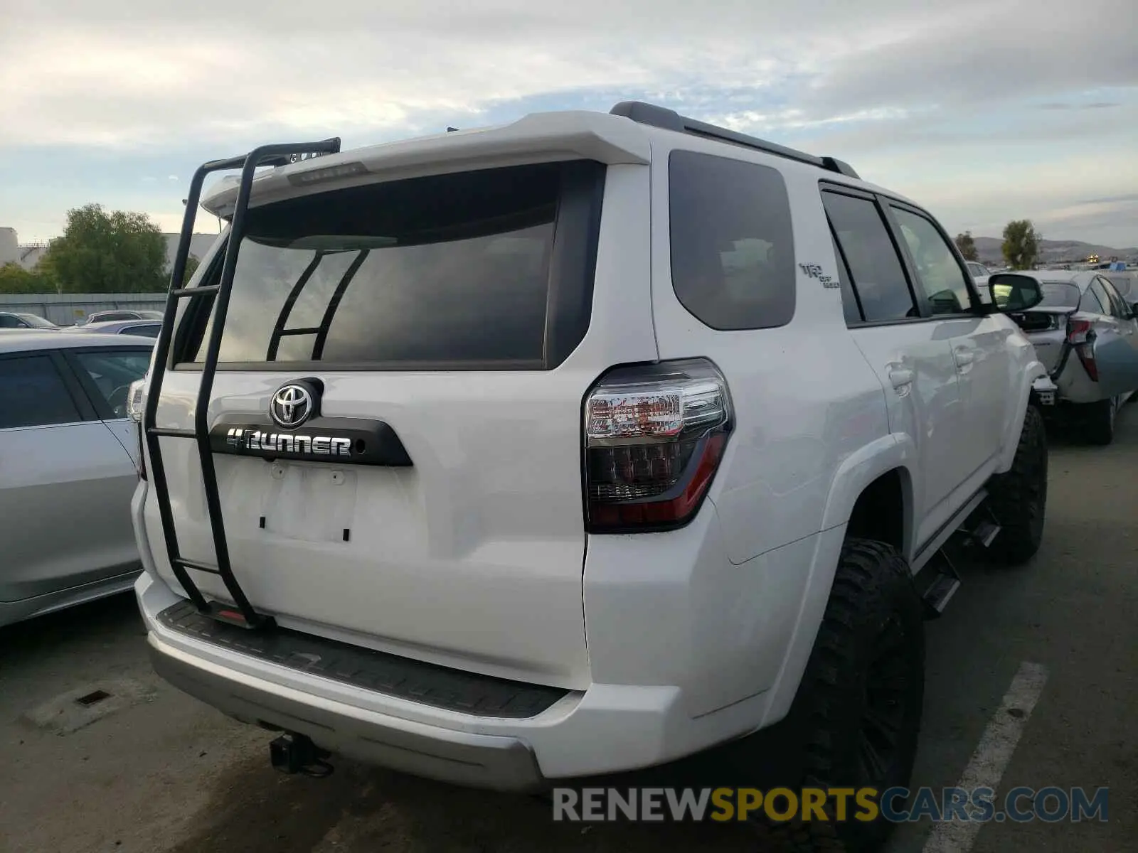 4 Photograph of a damaged car JTEBU5JR2K5696630 TOYOTA 4RUNNER 2019