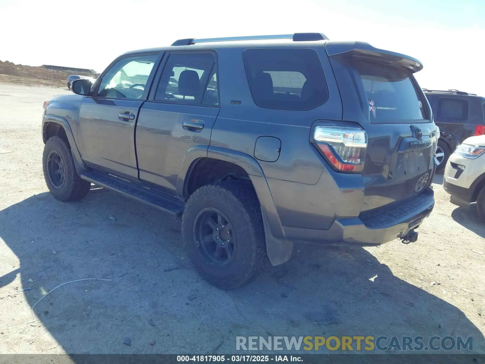 3 Фотография поврежденного автомобиля JTEBU5JR5K5616527 TOYOTA 4RUNNER 2019
