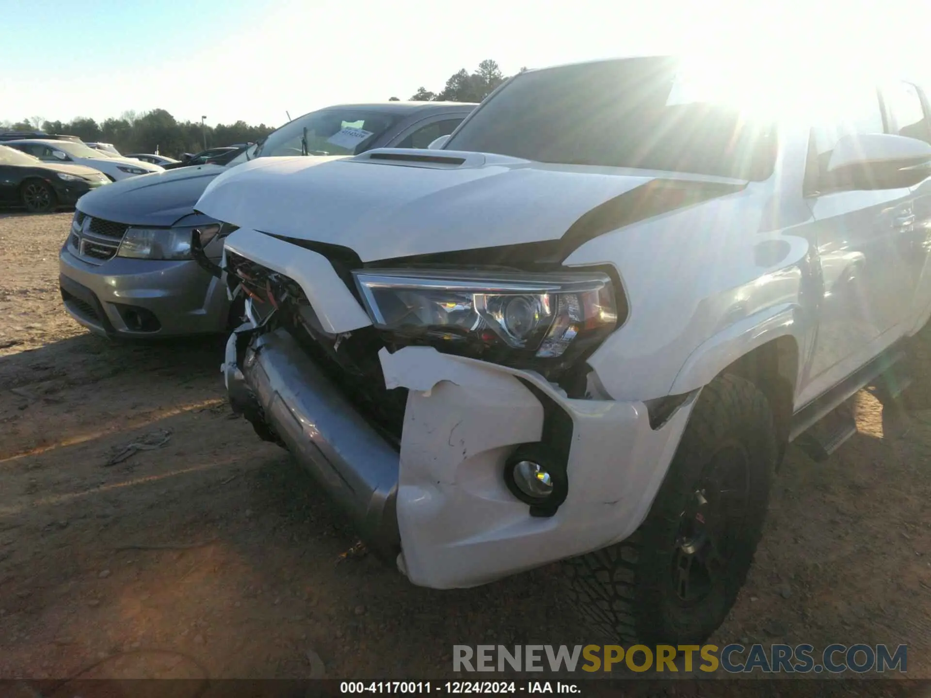 18 Photograph of a damaged car JTEBU5JR6K5629769 TOYOTA 4RUNNER 2019