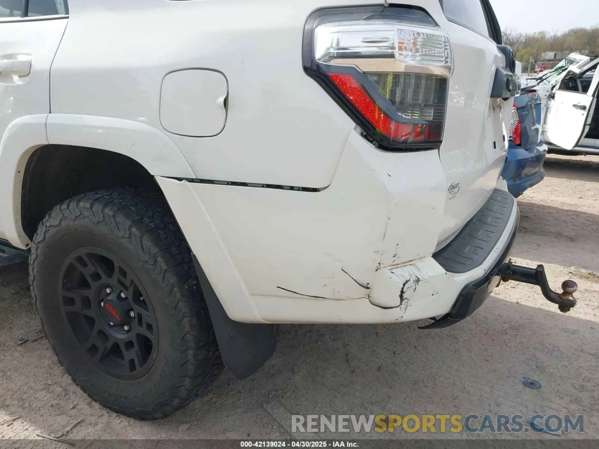 21 Photograph of a damaged car JTEBU5JR8K5710174 TOYOTA 4RUNNER 2019