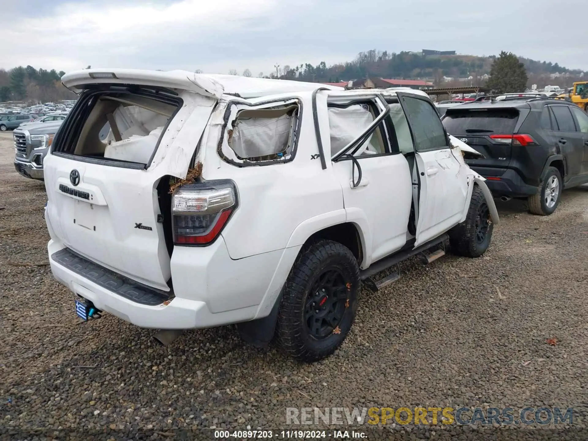 4 Photograph of a damaged car JTEBU5JR1L5761159 TOYOTA 4RUNNER 2020