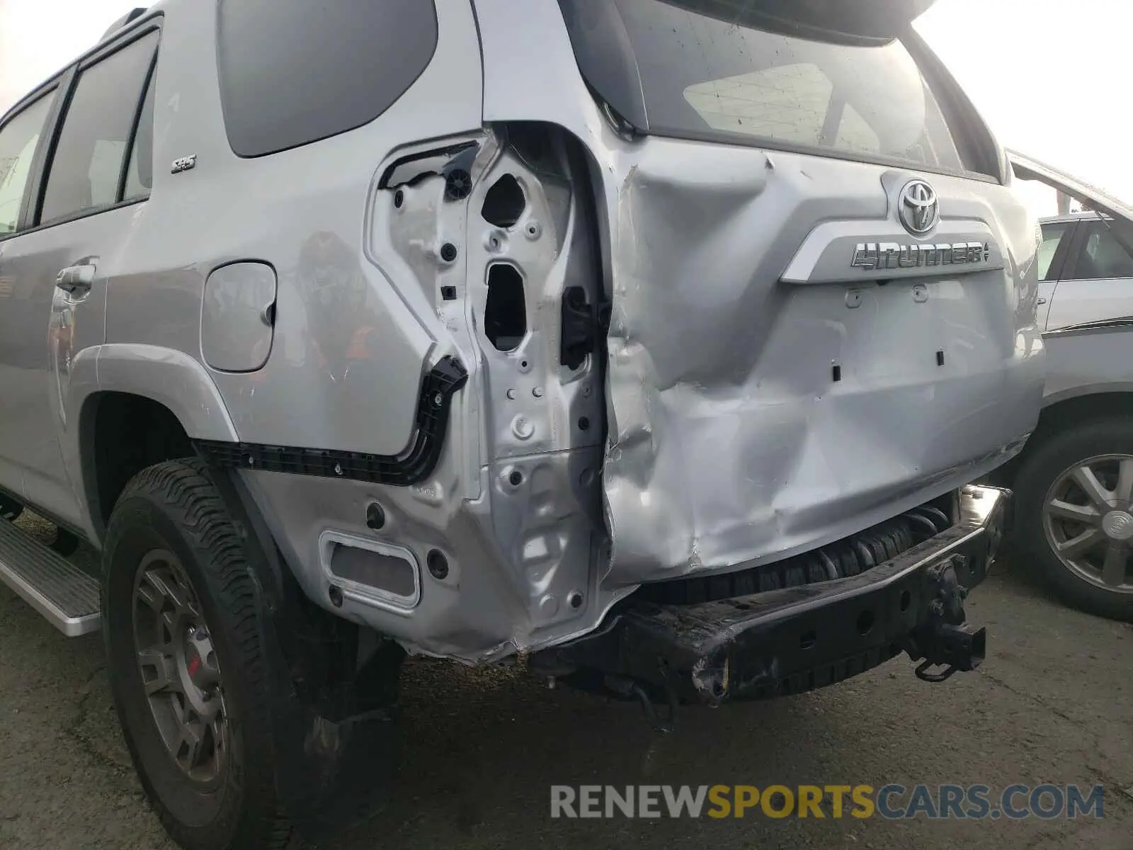 9 Photograph of a damaged car JTEBU5JR1L5763297 TOYOTA 4RUNNER 2020