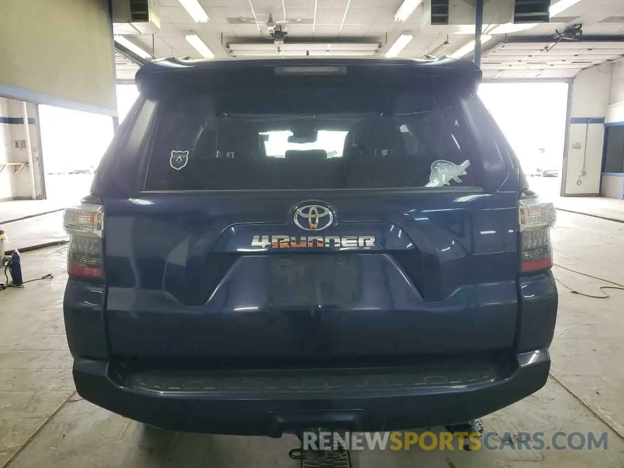 6 Photograph of a damaged car JTEBU5JR2L5797667 TOYOTA 4RUNNER 2020