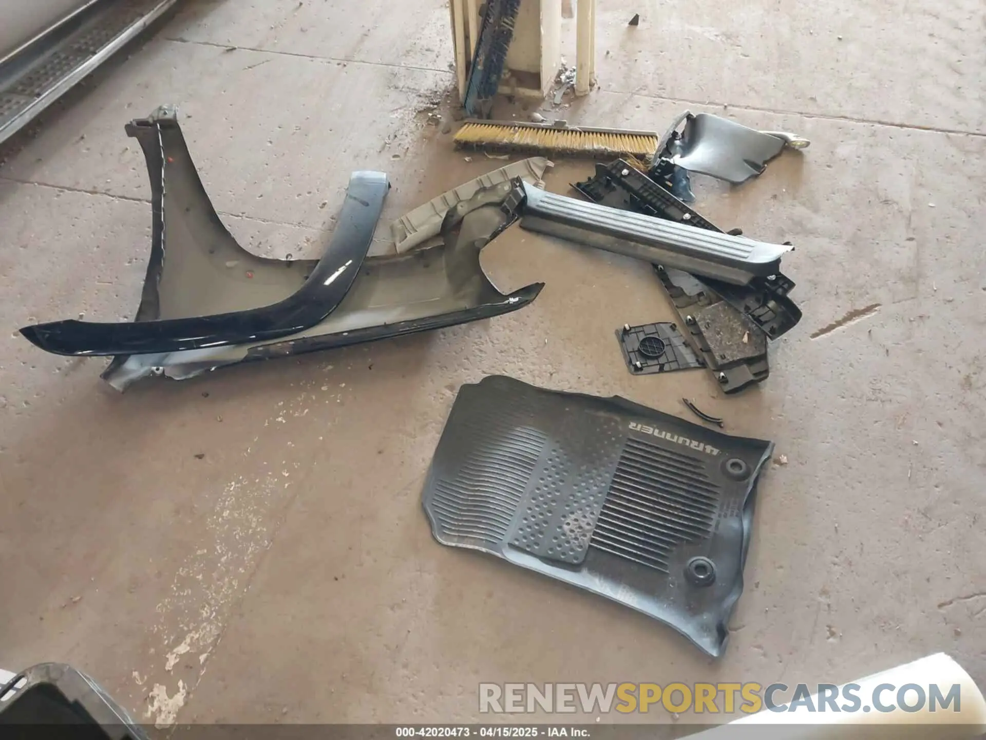 12 Photograph of a damaged car JTEBU5JR3L5768050 TOYOTA 4RUNNER 2020