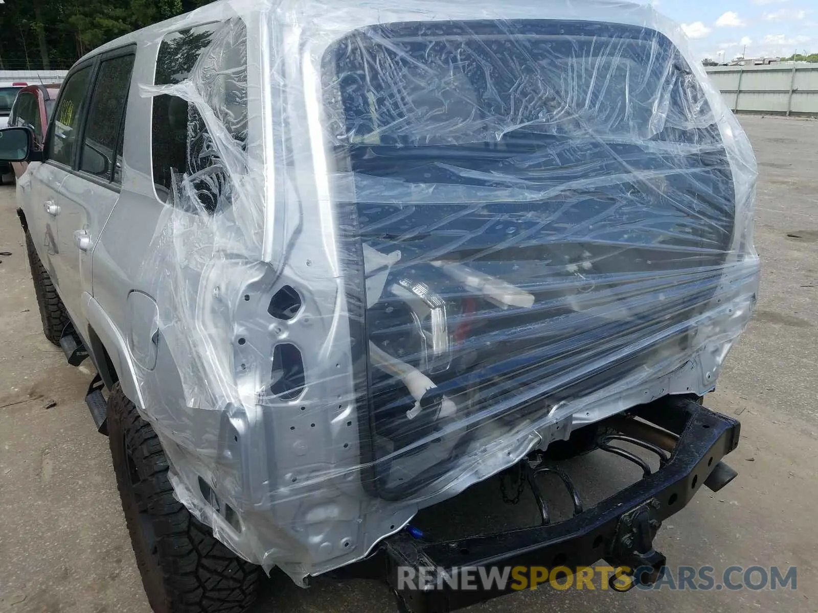 9 Photograph of a damaged car JTEBU5JR3L5769778 TOYOTA 4RUNNER 2020