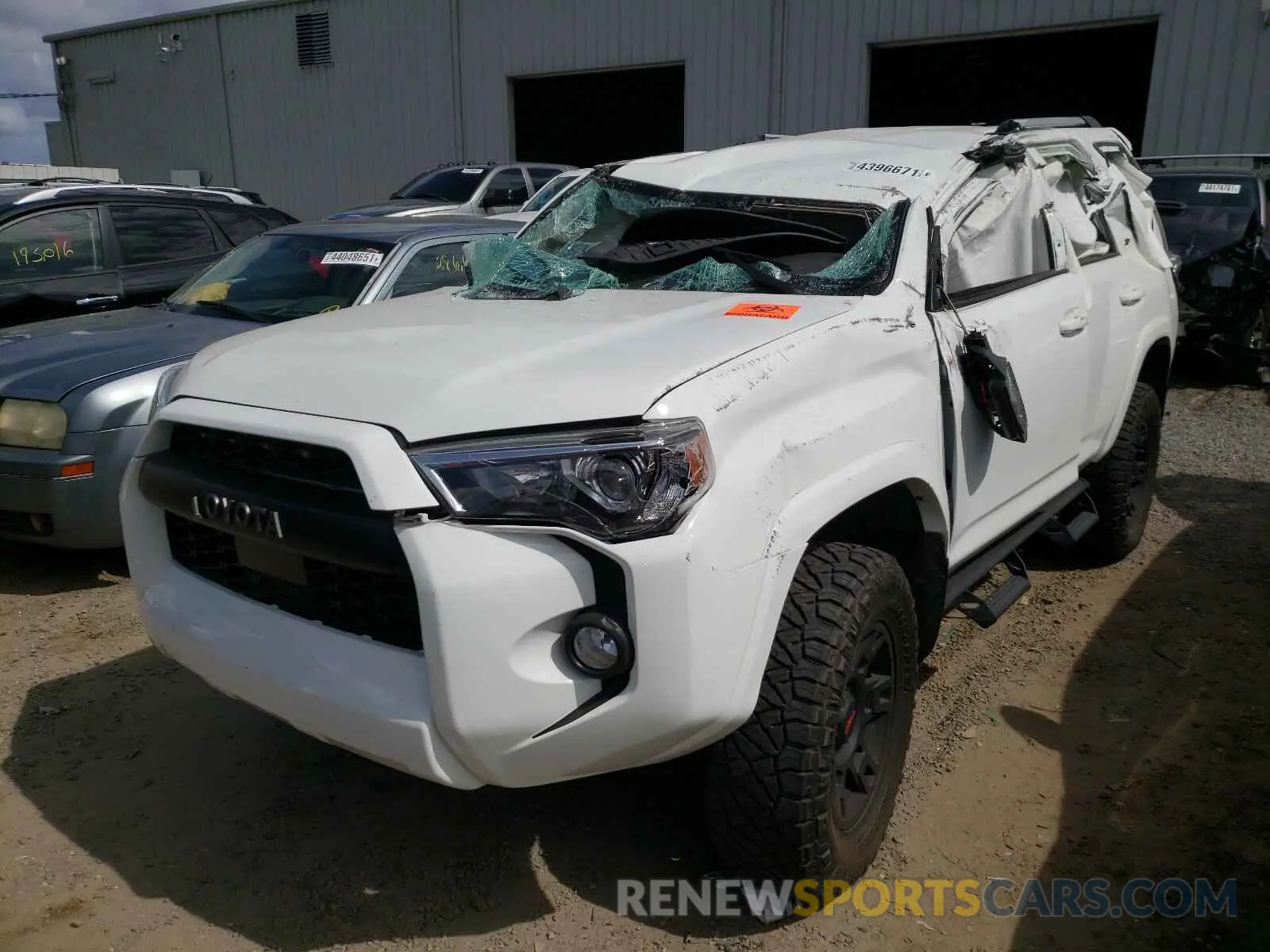 2 Photograph of a damaged car JTEBU5JR4L5799338 TOYOTA 4RUNNER 2020
