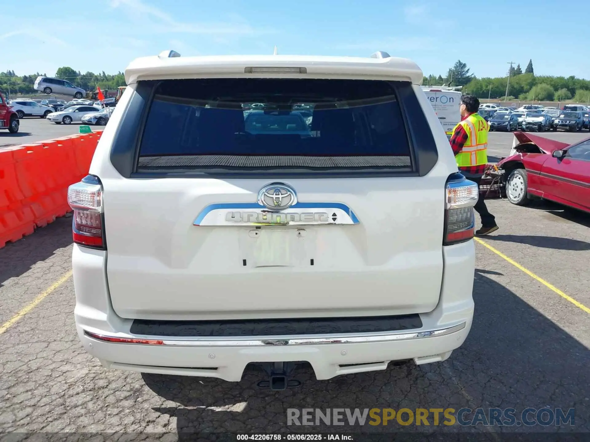 17 Photograph of a damaged car JTEBU5JR6L5765501 TOYOTA 4RUNNER 2020