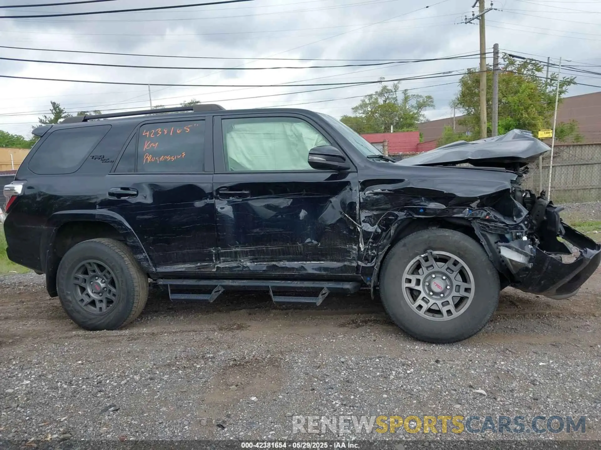 13 Photograph of a damaged car JTEBU5JR6L5780130 TOYOTA 4RUNNER 2020