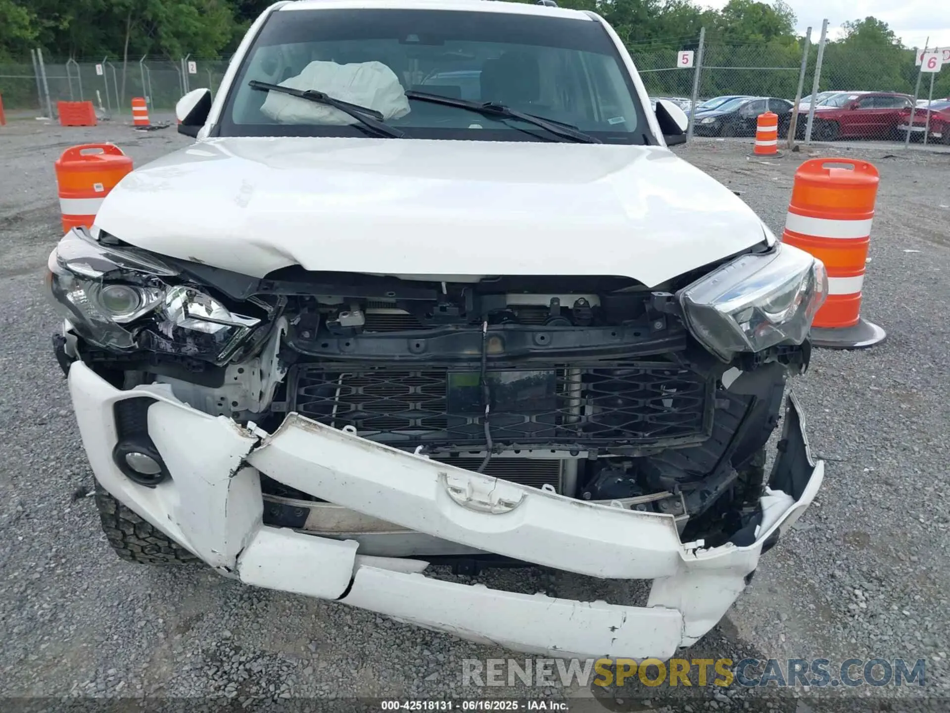 12 Photograph of a damaged car JTEBU5JR6L5793640 TOYOTA 4RUNNER 2020