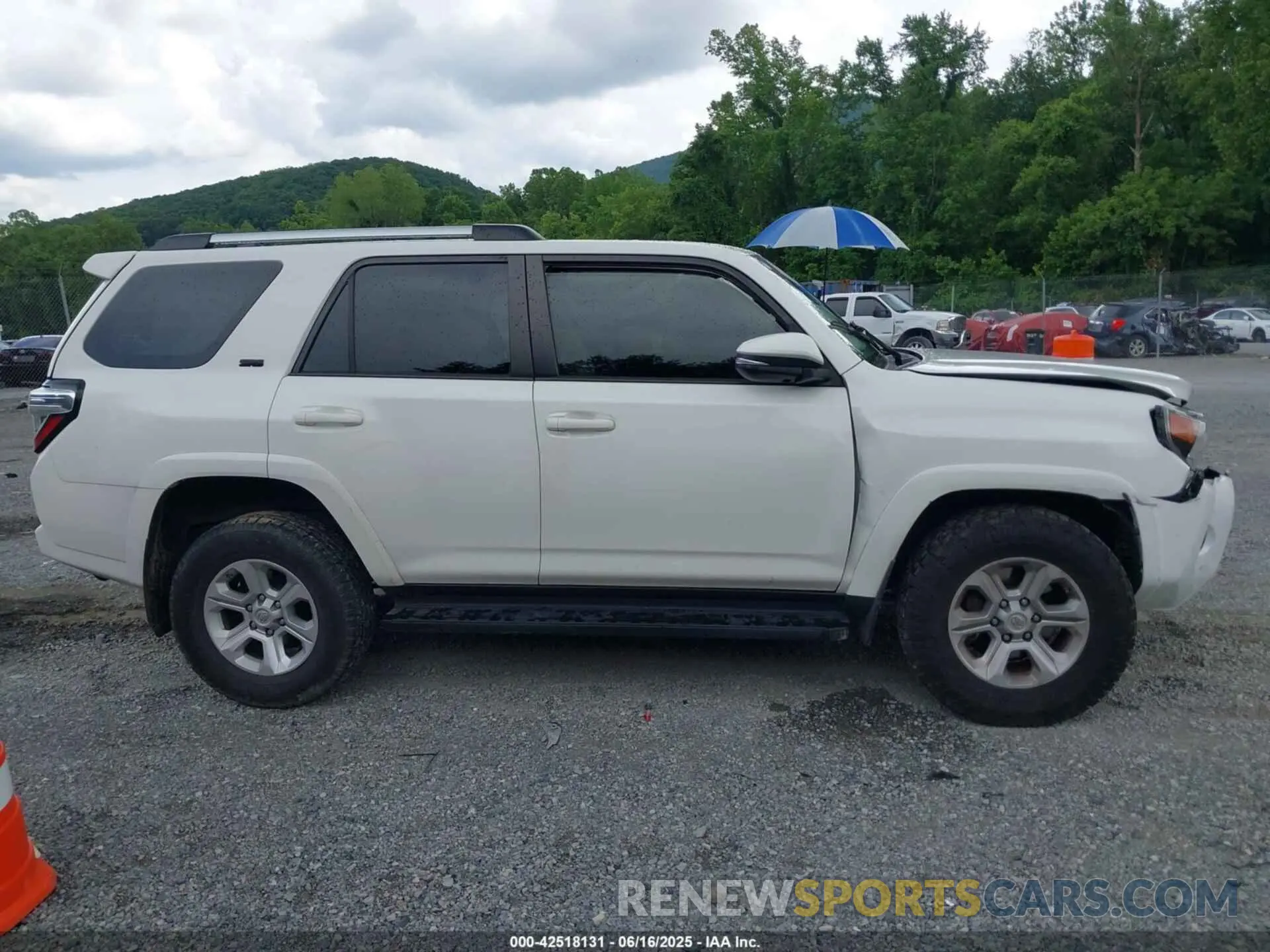 13 Photograph of a damaged car JTEBU5JR6L5793640 TOYOTA 4RUNNER 2020