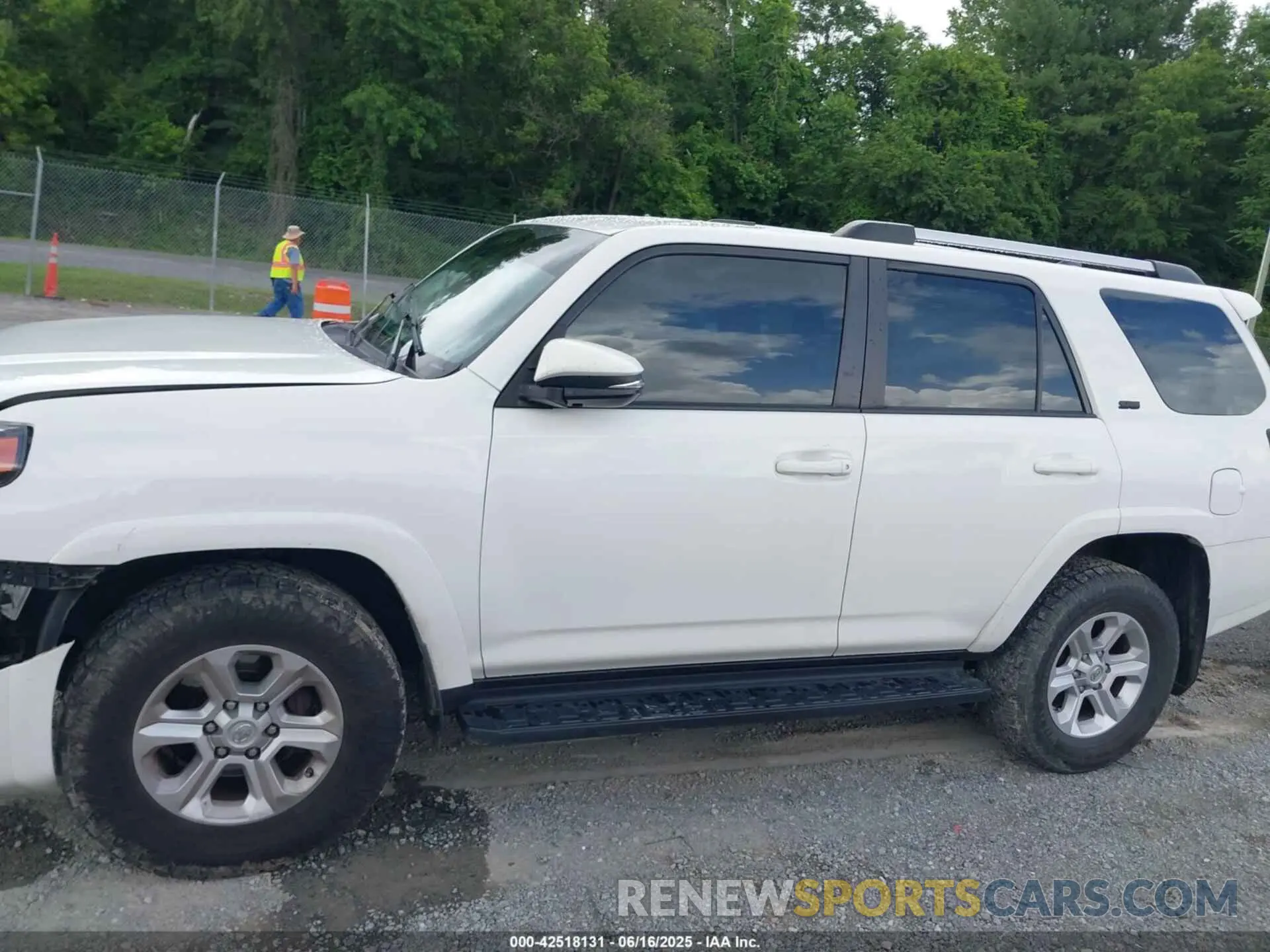 14 Photograph of a damaged car JTEBU5JR6L5793640 TOYOTA 4RUNNER 2020