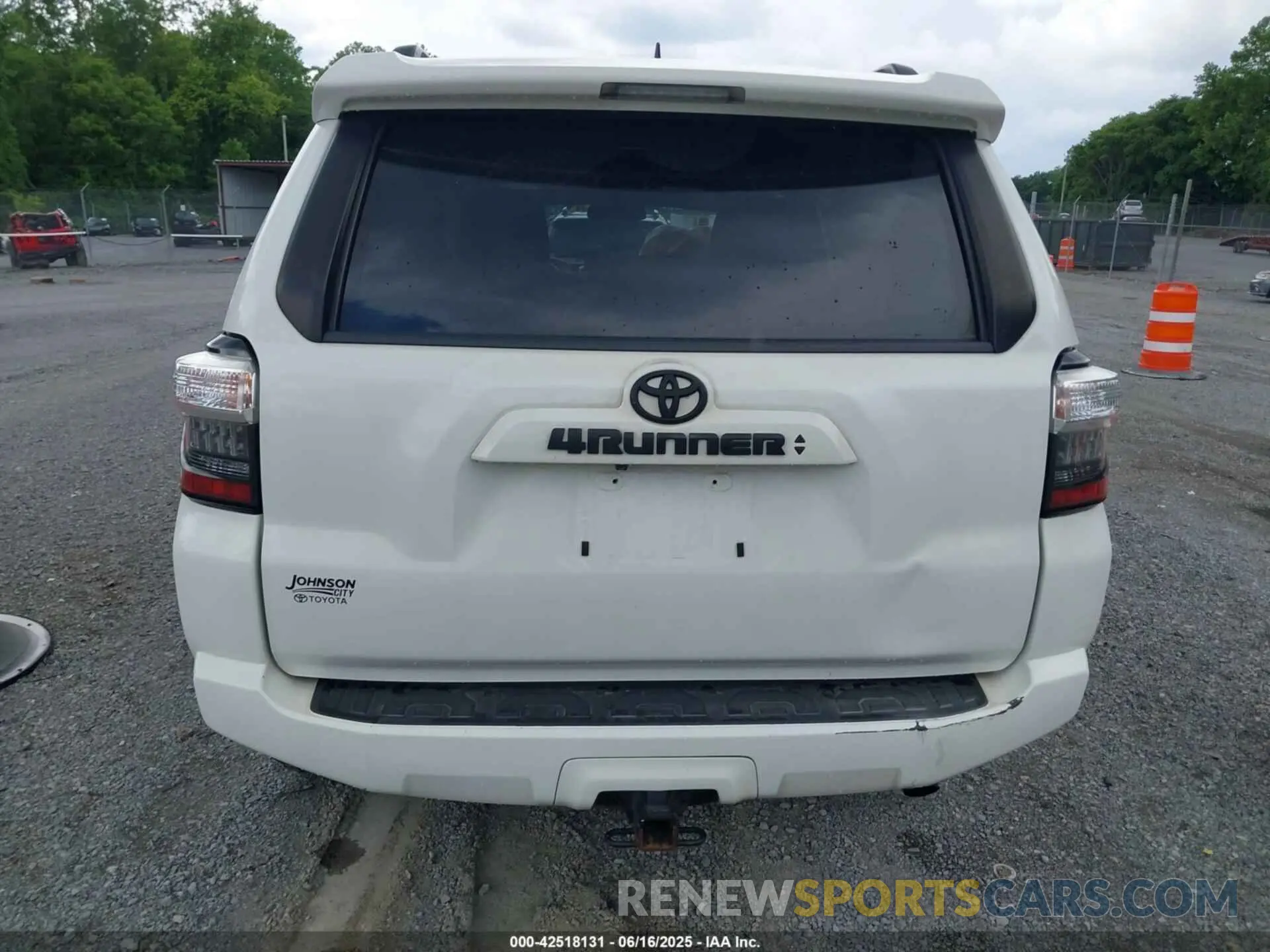 16 Photograph of a damaged car JTEBU5JR6L5793640 TOYOTA 4RUNNER 2020