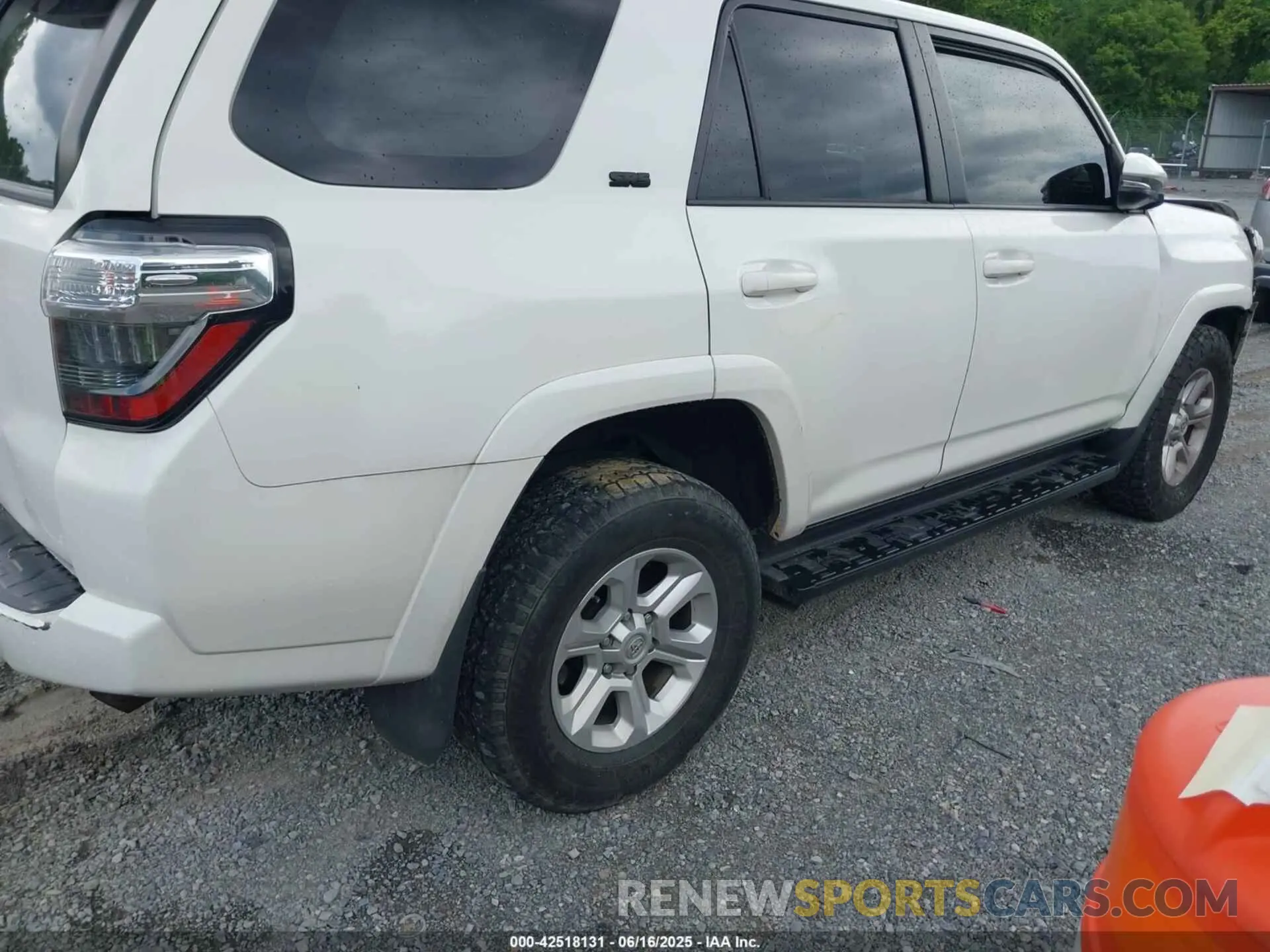4 Photograph of a damaged car JTEBU5JR6L5793640 TOYOTA 4RUNNER 2020