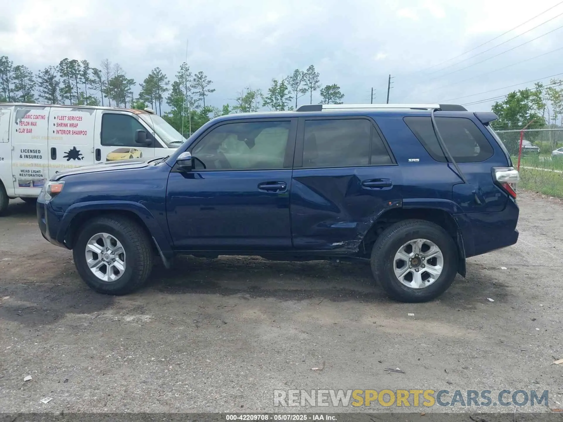 14 Photograph of a damaged car JTEBU5JR7L5740963 TOYOTA 4RUNNER 2020