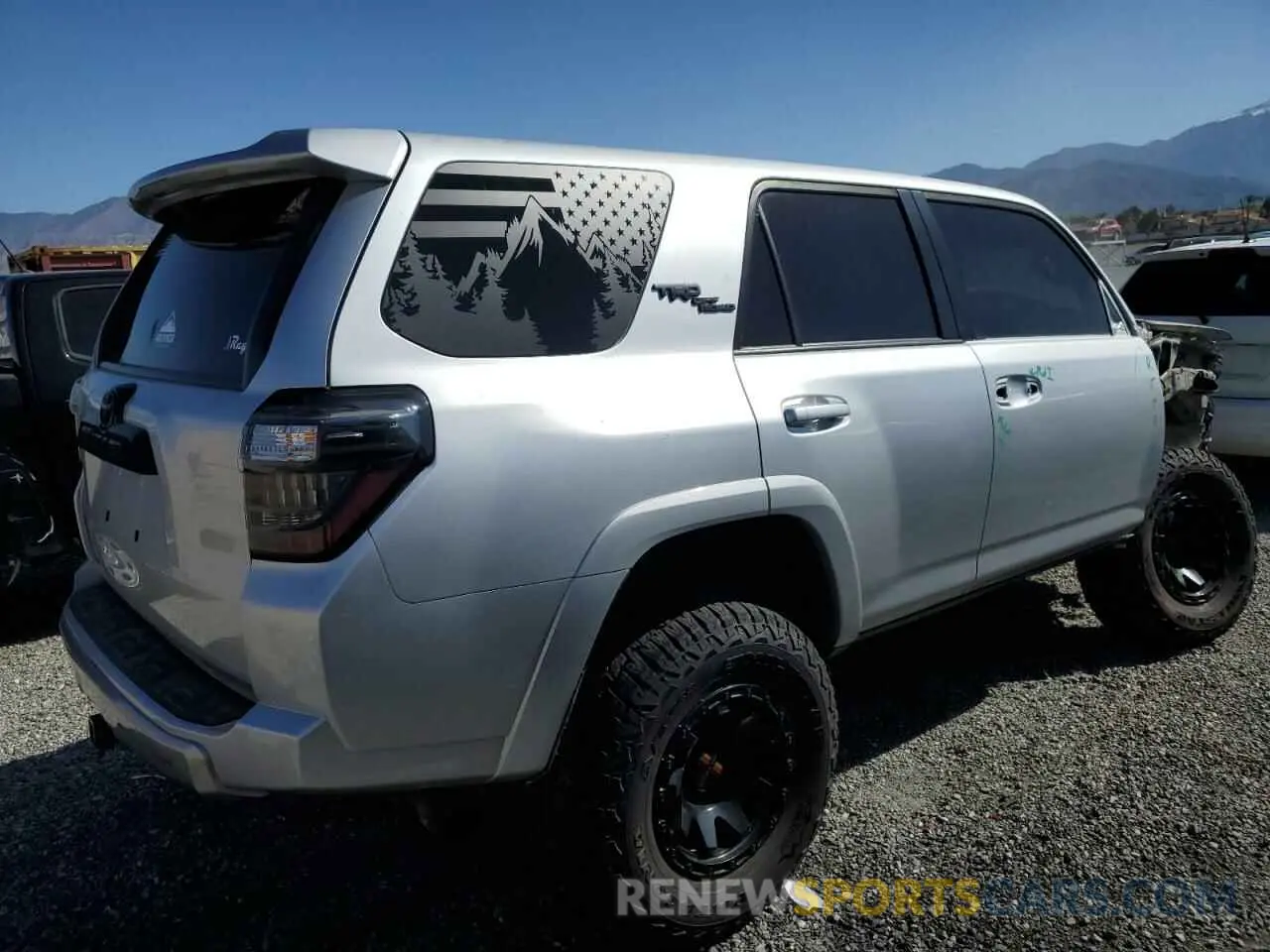 3 Фотография поврежденного автомобиля JTEBU5JR8L5761854 TOYOTA 4RUNNER 2020