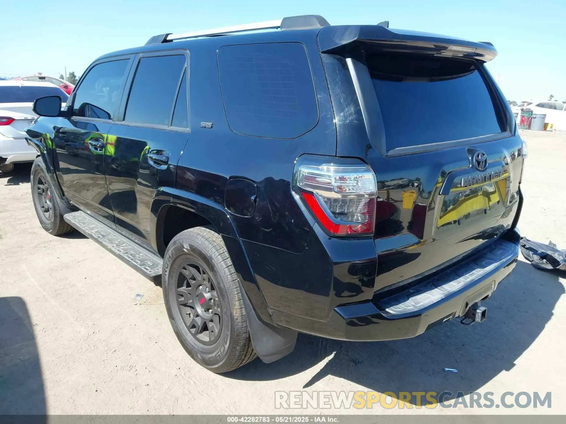 3 Фотография поврежденного автомобиля JTEBU5JRXL5749494 TOYOTA 4RUNNER 2020