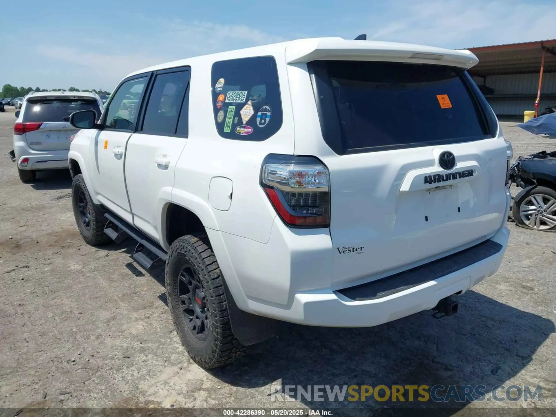 3 Фотография поврежденного автомобиля JTEBU5JRXL5790319 TOYOTA 4RUNNER 2020