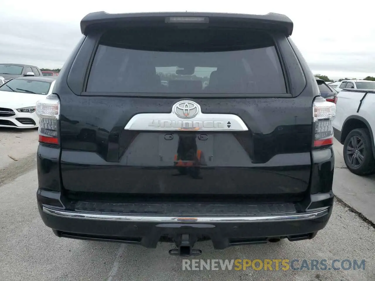 6 Photograph of a damaged car JTEZU5JR1L5220627 TOYOTA 4RUNNER 2020