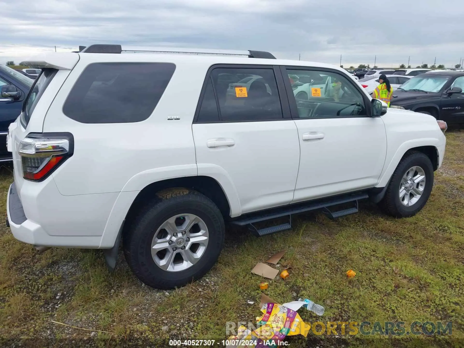 4 Photograph of a damaged car JTEFU5JR5M5228704 TOYOTA 4RUNNER 2021