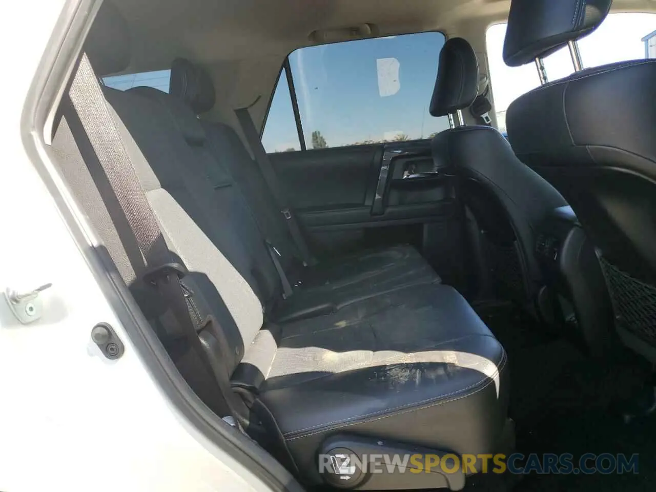 11 Photograph of a damaged car JTEJU5JR8M5965583 TOYOTA 4RUNNER 2021