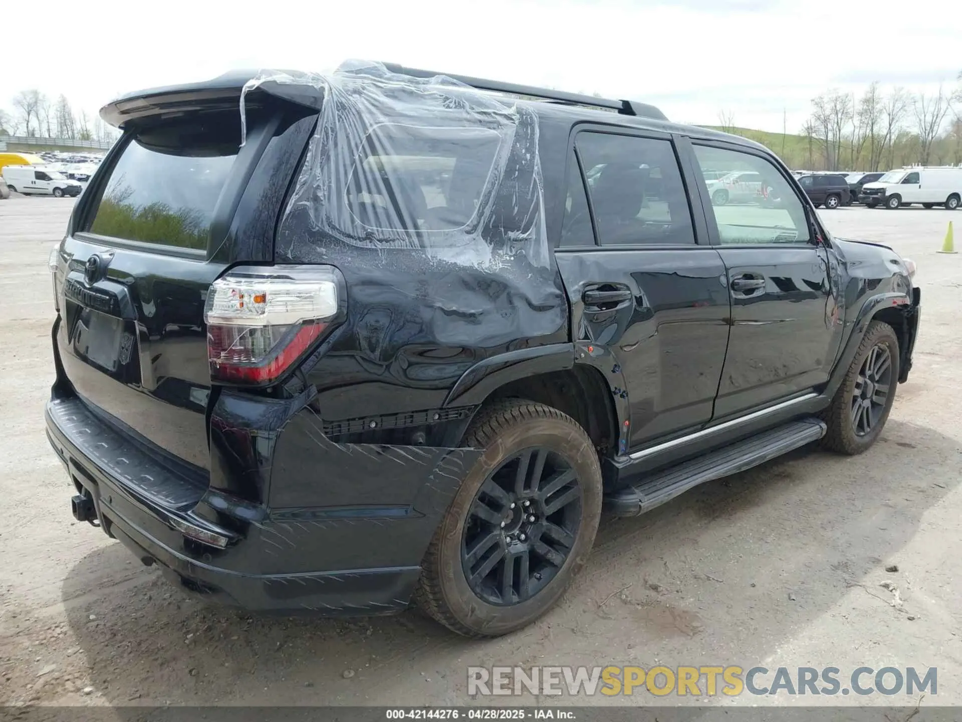 4 Photograph of a damaged car JTEJU5JRXM5969778 TOYOTA 4RUNNER 2021