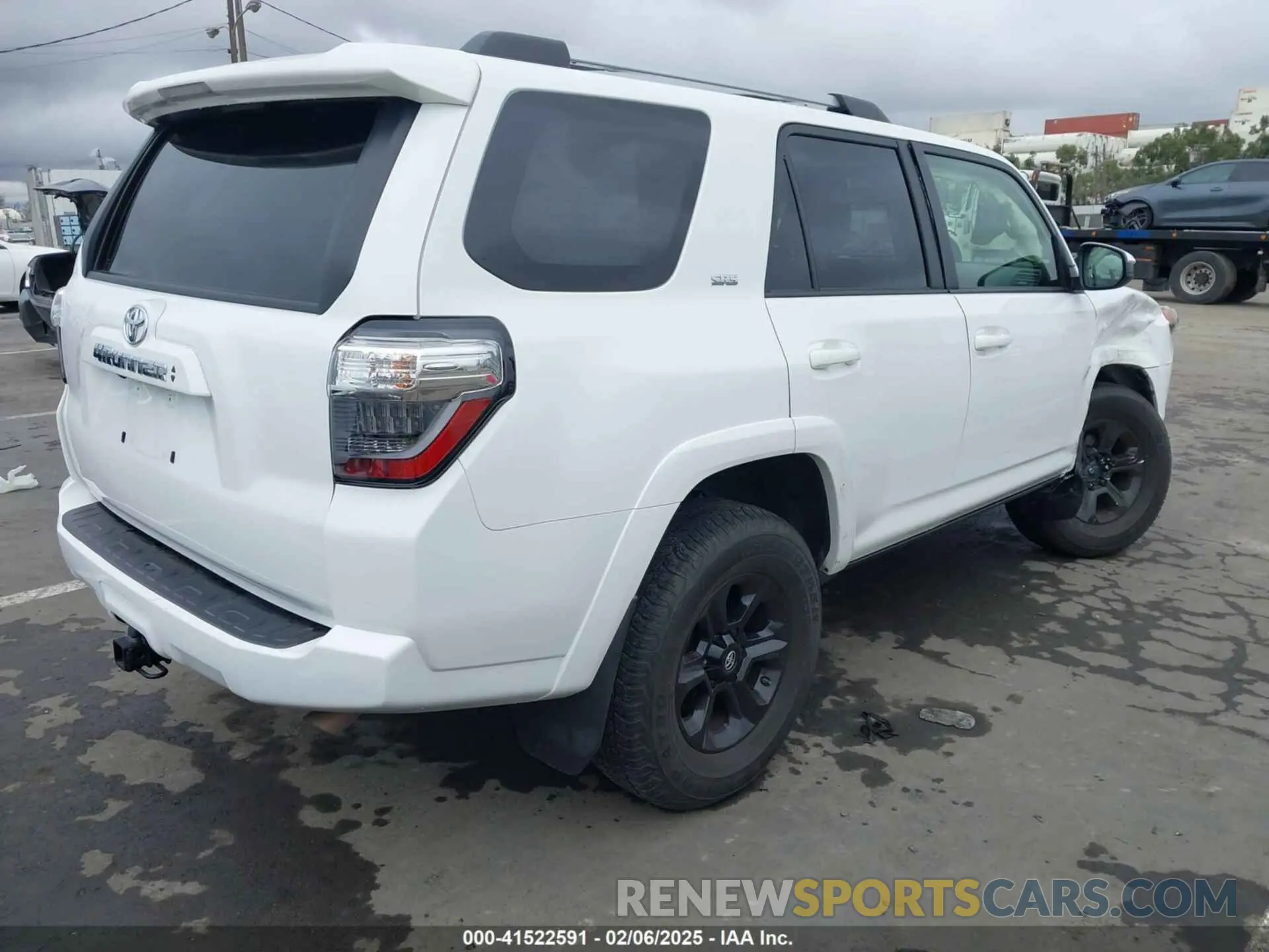4 Photograph of a damaged car JTEMU5JR1M5924256 TOYOTA 4RUNNER 2021