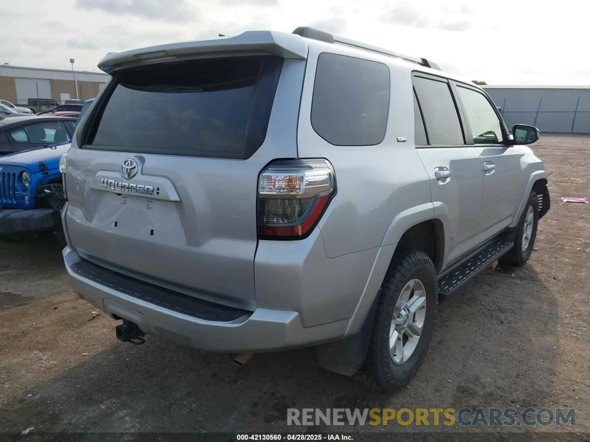 4 Photograph of a damaged car JTEMU5JR1M5937878 TOYOTA 4RUNNER 2021