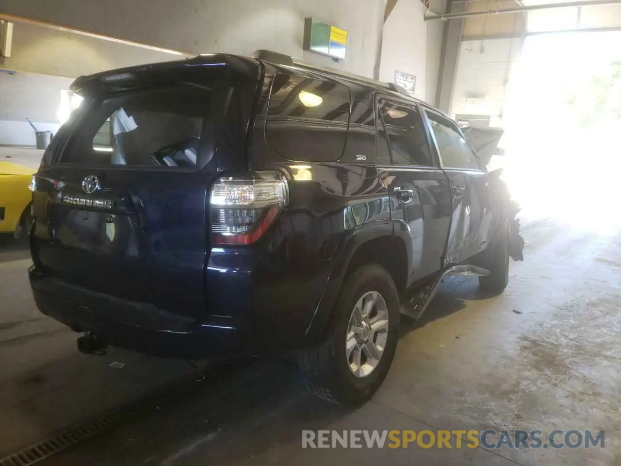 4 Photograph of a damaged car JTEMU5JR5M5862800 TOYOTA 4RUNNER 2021
