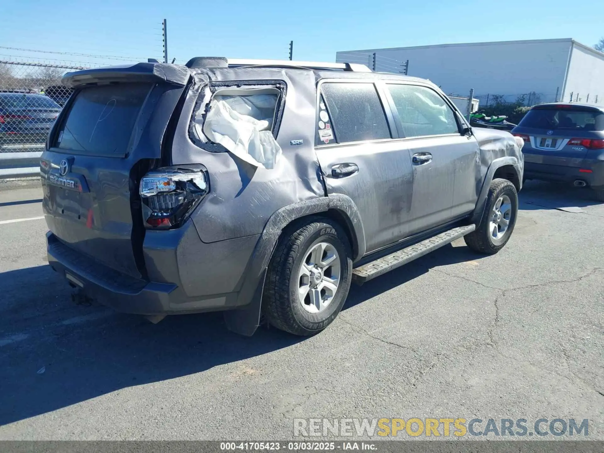 4 Photograph of a damaged car JTEMU5JR7M5953230 TOYOTA 4RUNNER 2021